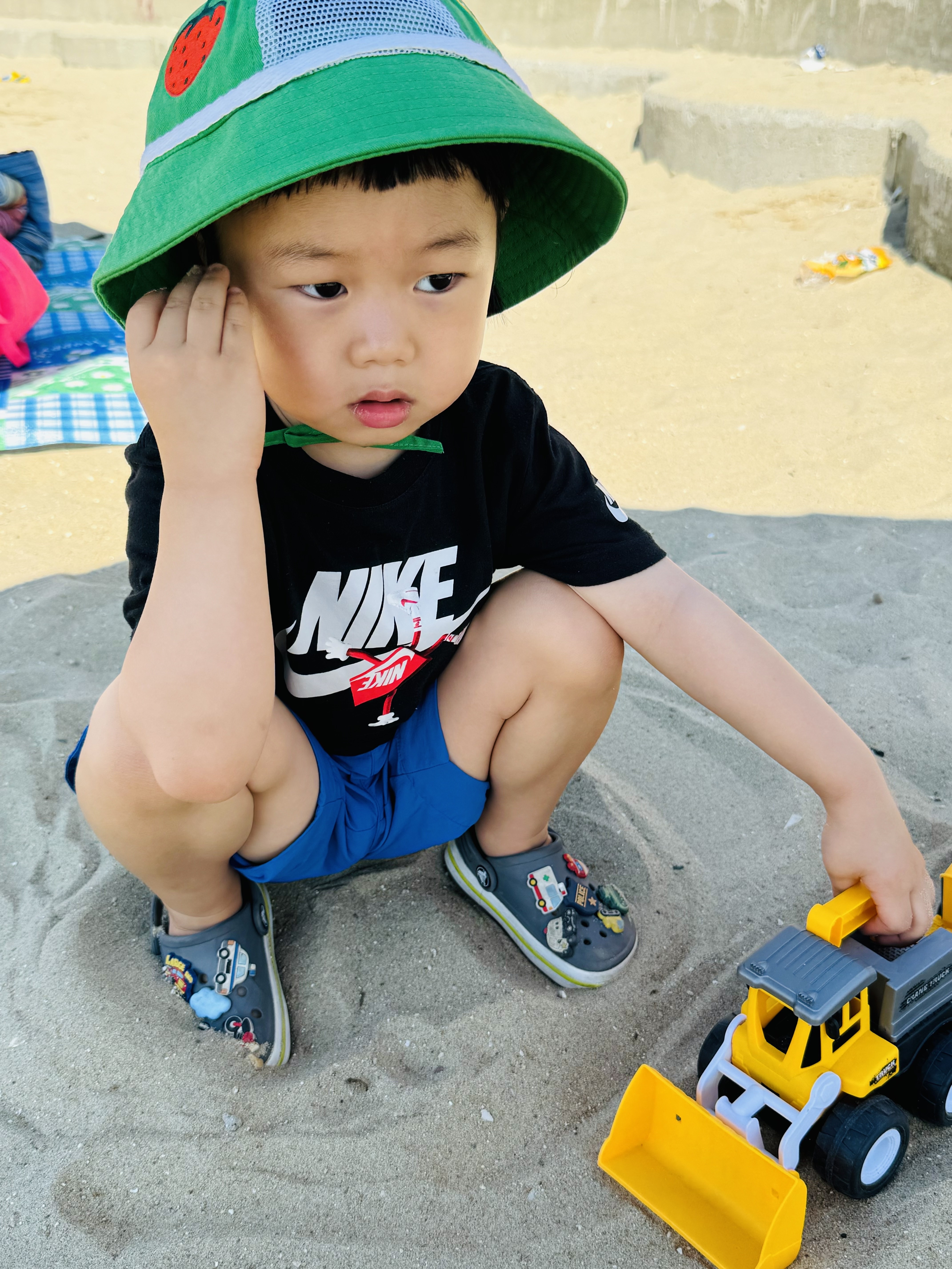 (Kids) Crocs Bayaband Clog Slate Grey Lime Punch 착용 스타일 - 2