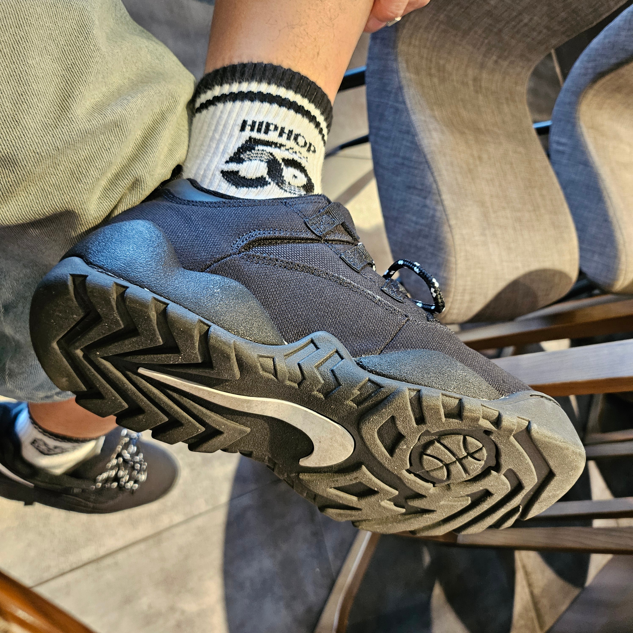 Nike x Supreme SB Darwin Low Black 착용 스타일 - 2