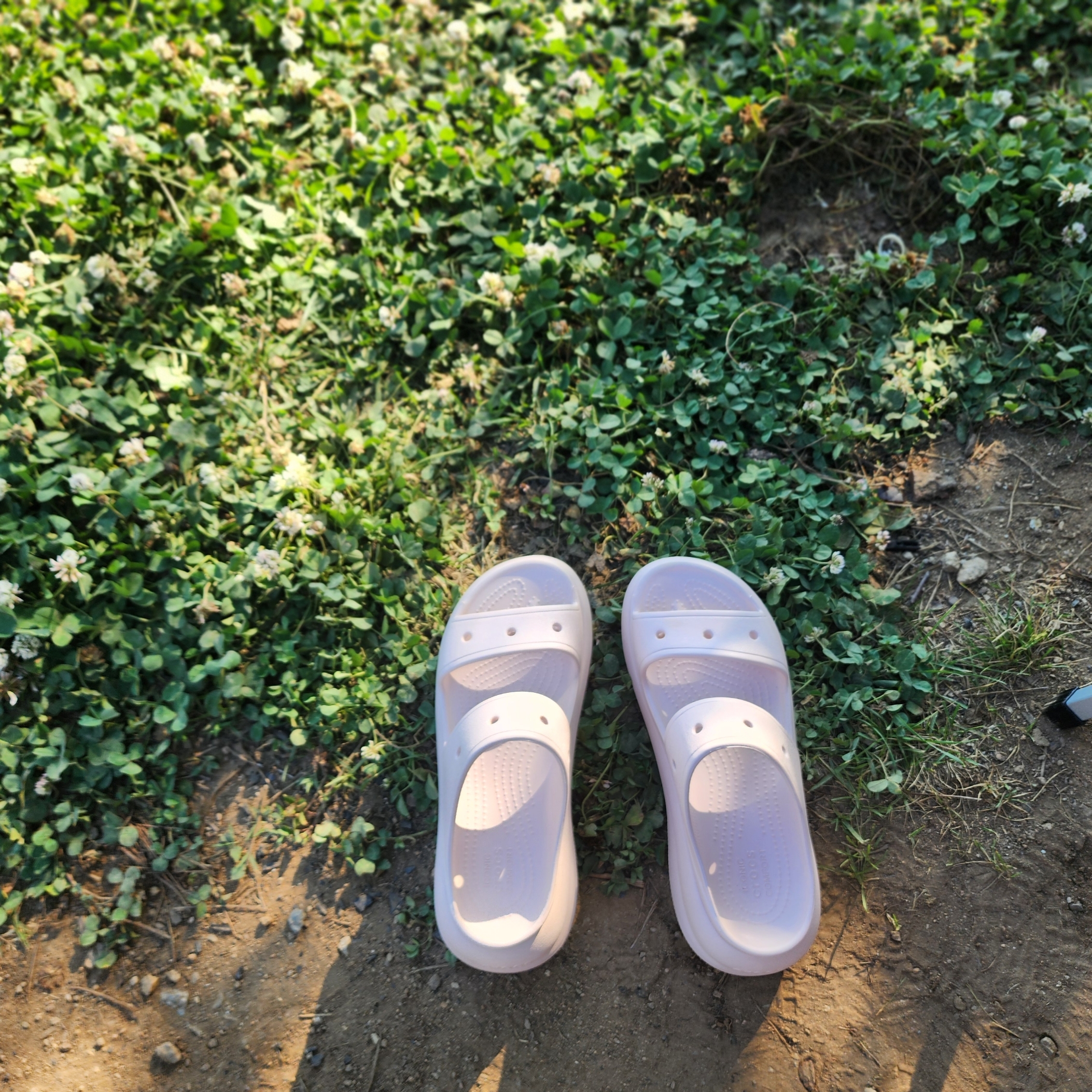 Crocs Classic Crush Sandal Peach 착용 스타일