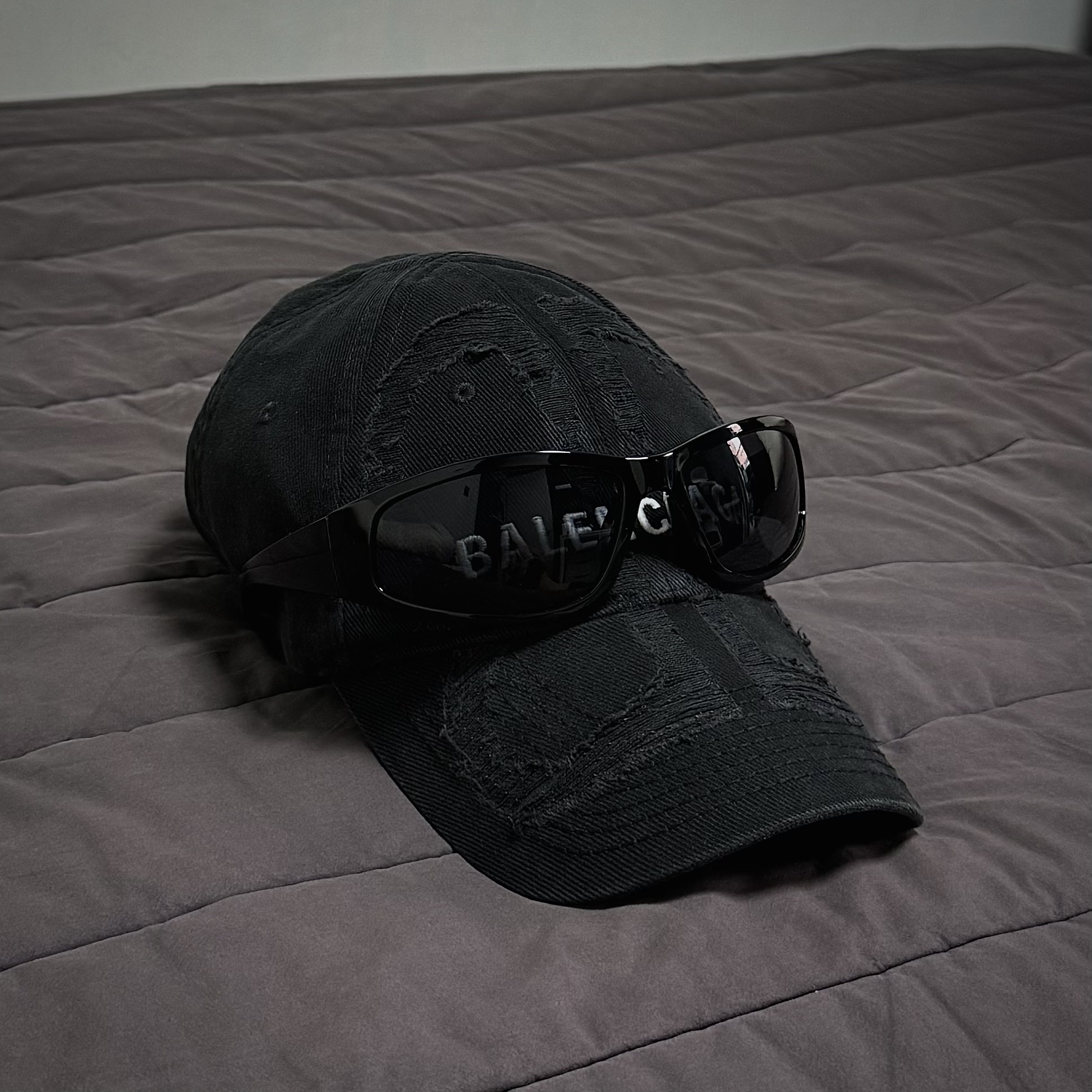 Balenciaga BB Laser Destroyed Cap Black 착용 스타일