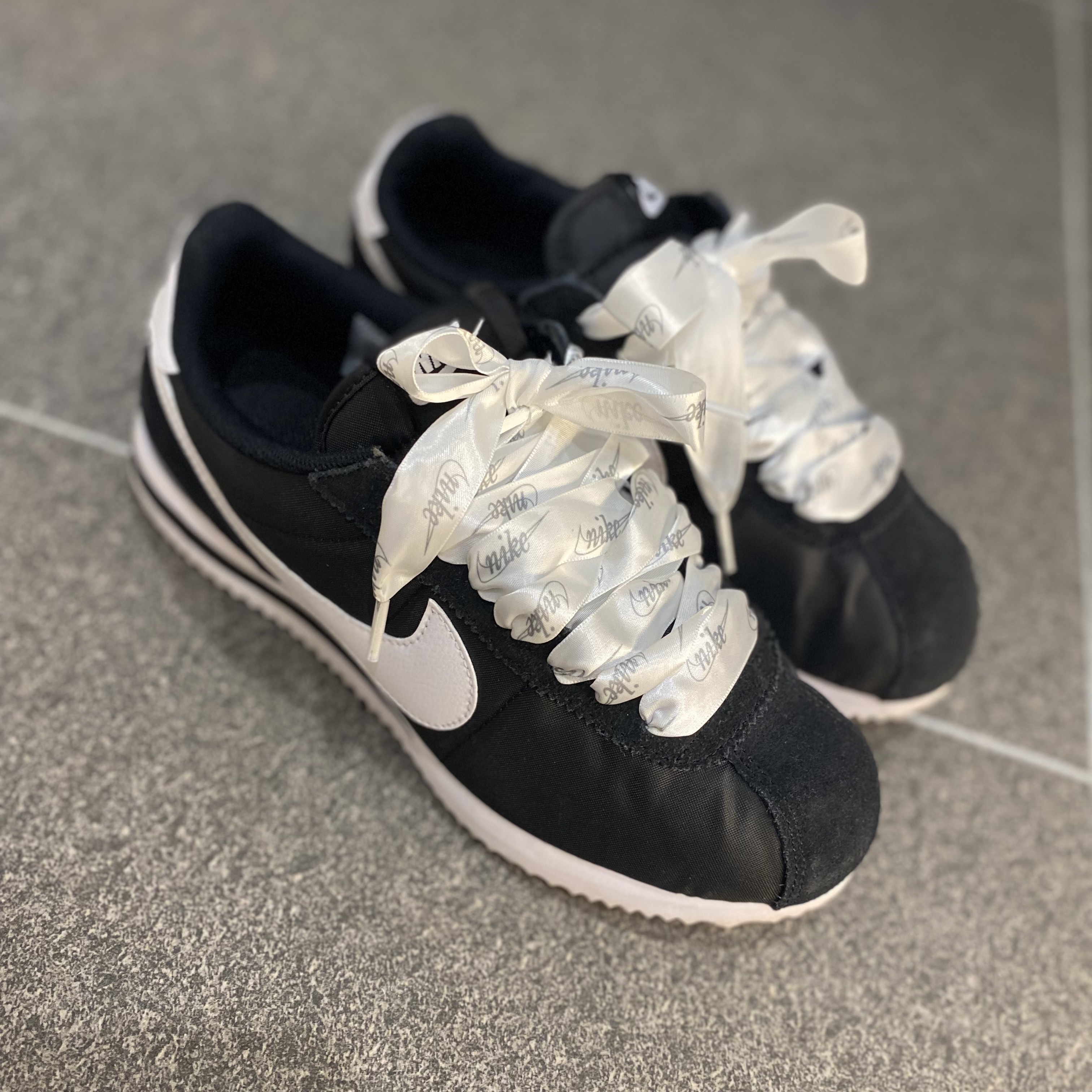 (W) Nike Cortez Black and White 착용 스타일