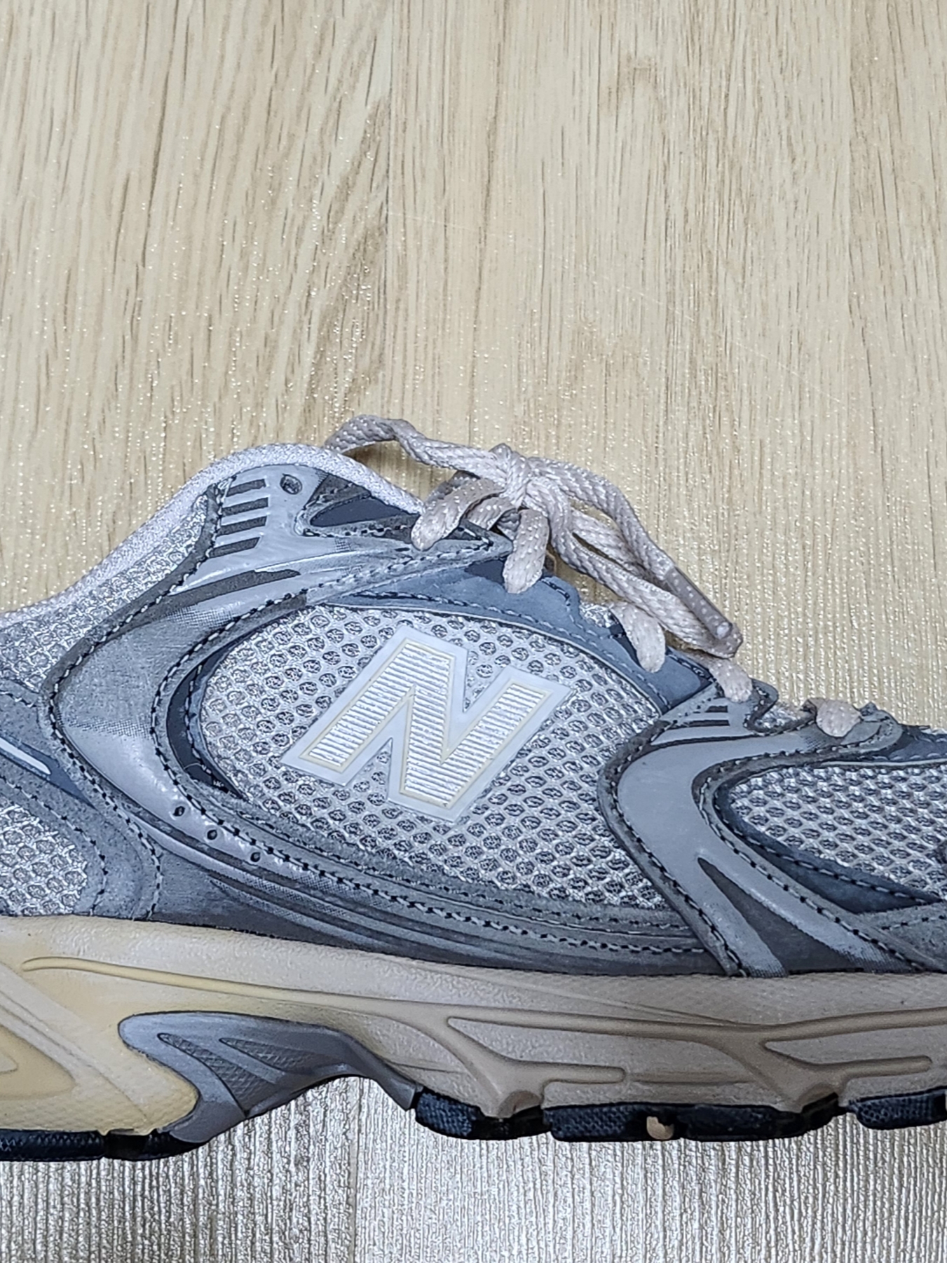 New Balance 530 Premium Vintage Grey Matter 착용 스타일 - 2