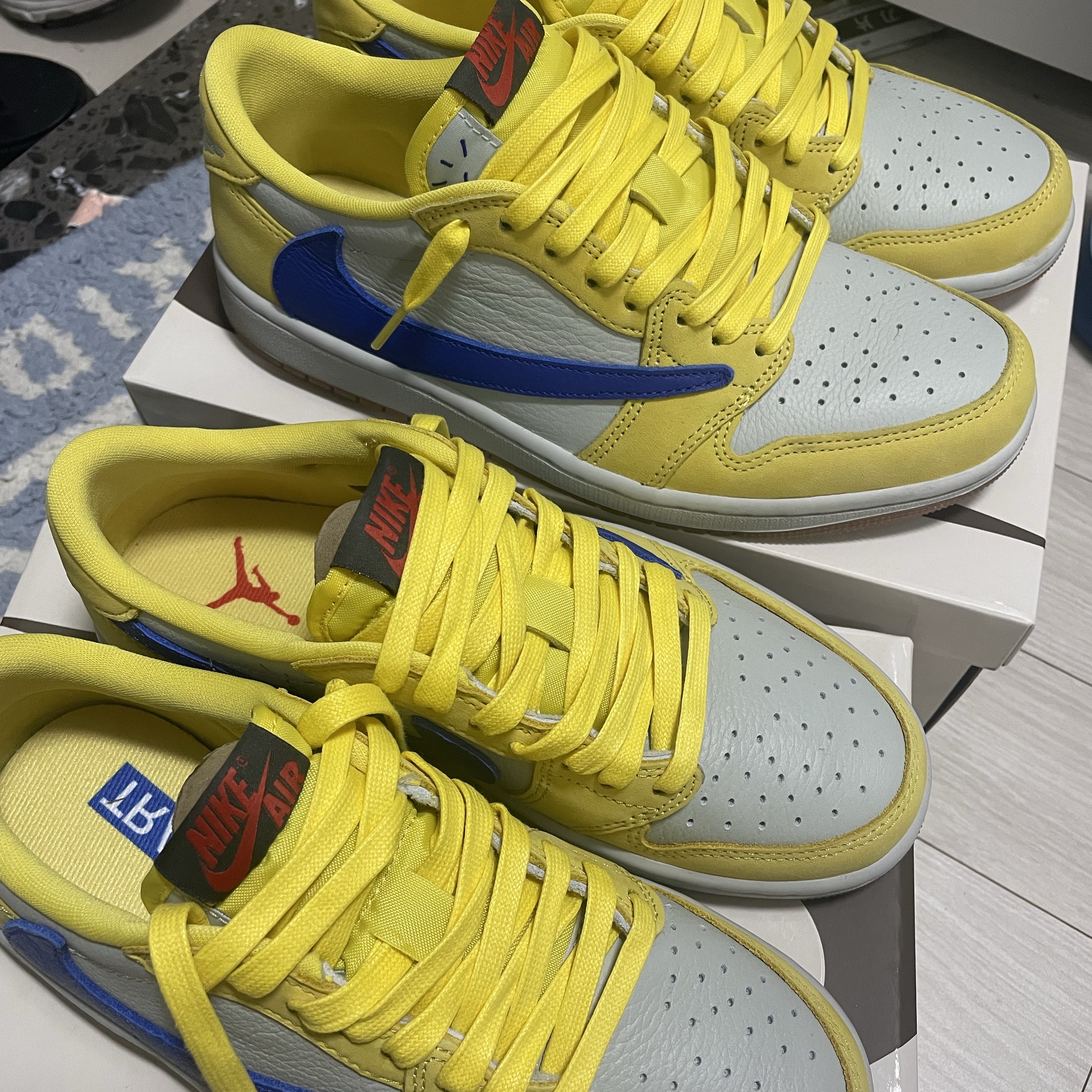 (W) Jordan 1 x Travis Scott Retro Low OG SP Canary 착용 스타일 - 1
