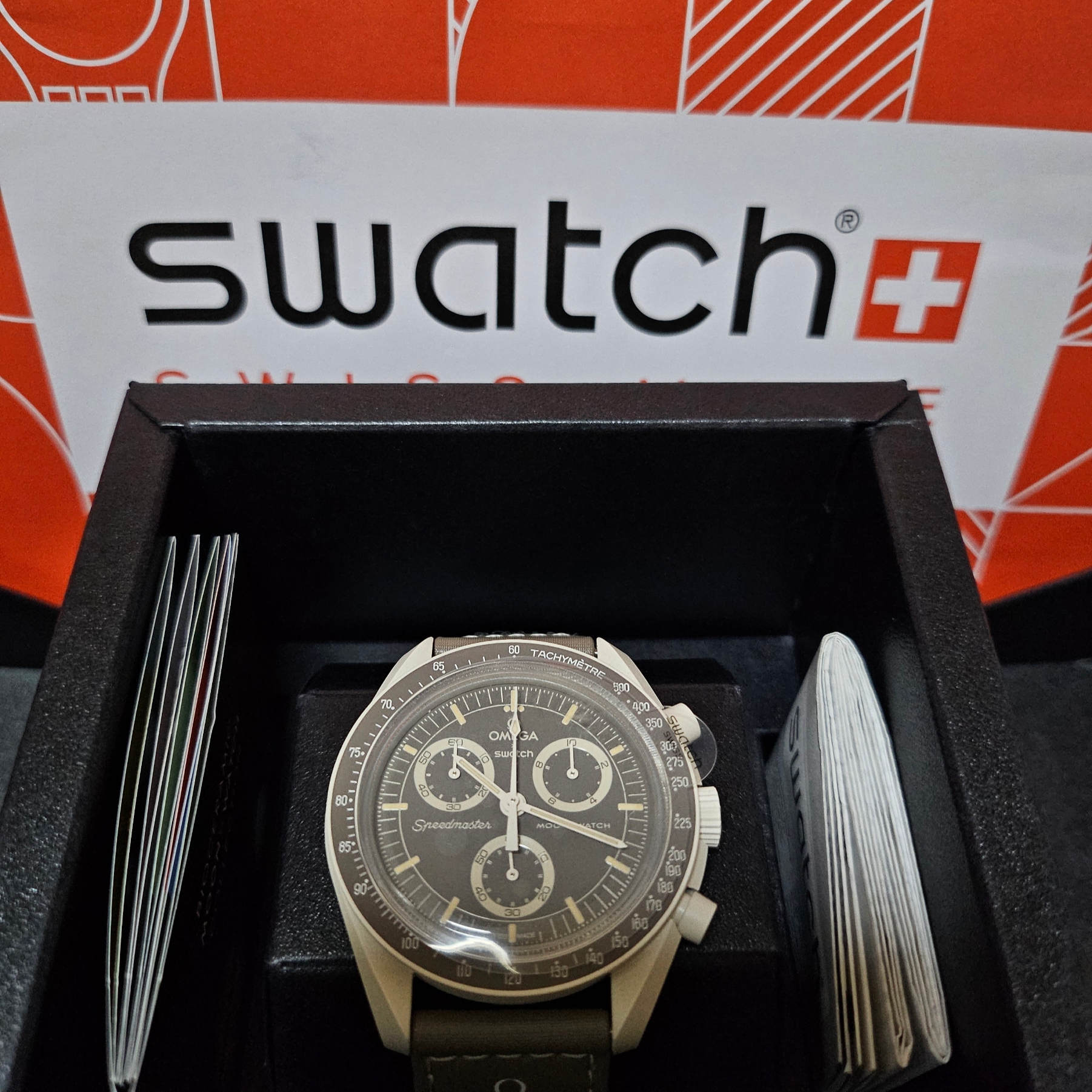 Swatch x Omega Bioceramic MoonSwatch Mission On Earth Dessert 착용 스타일 - 1