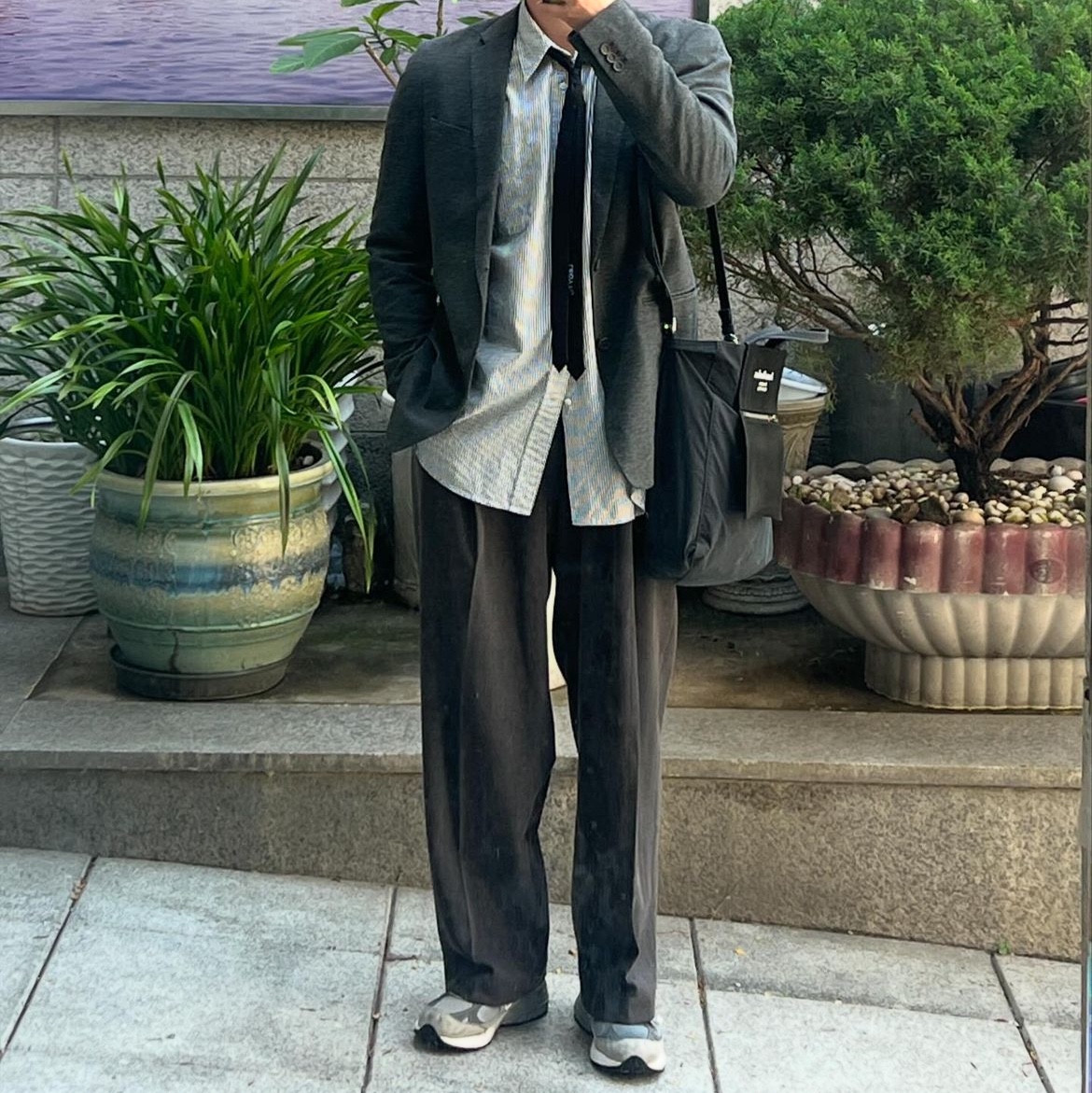 Pottery Donegal Tweed Officer Blazer Herringbone Pure Wool Navy, Acne Studios Baker Out Medium Tote Bag Black 착용 스타일