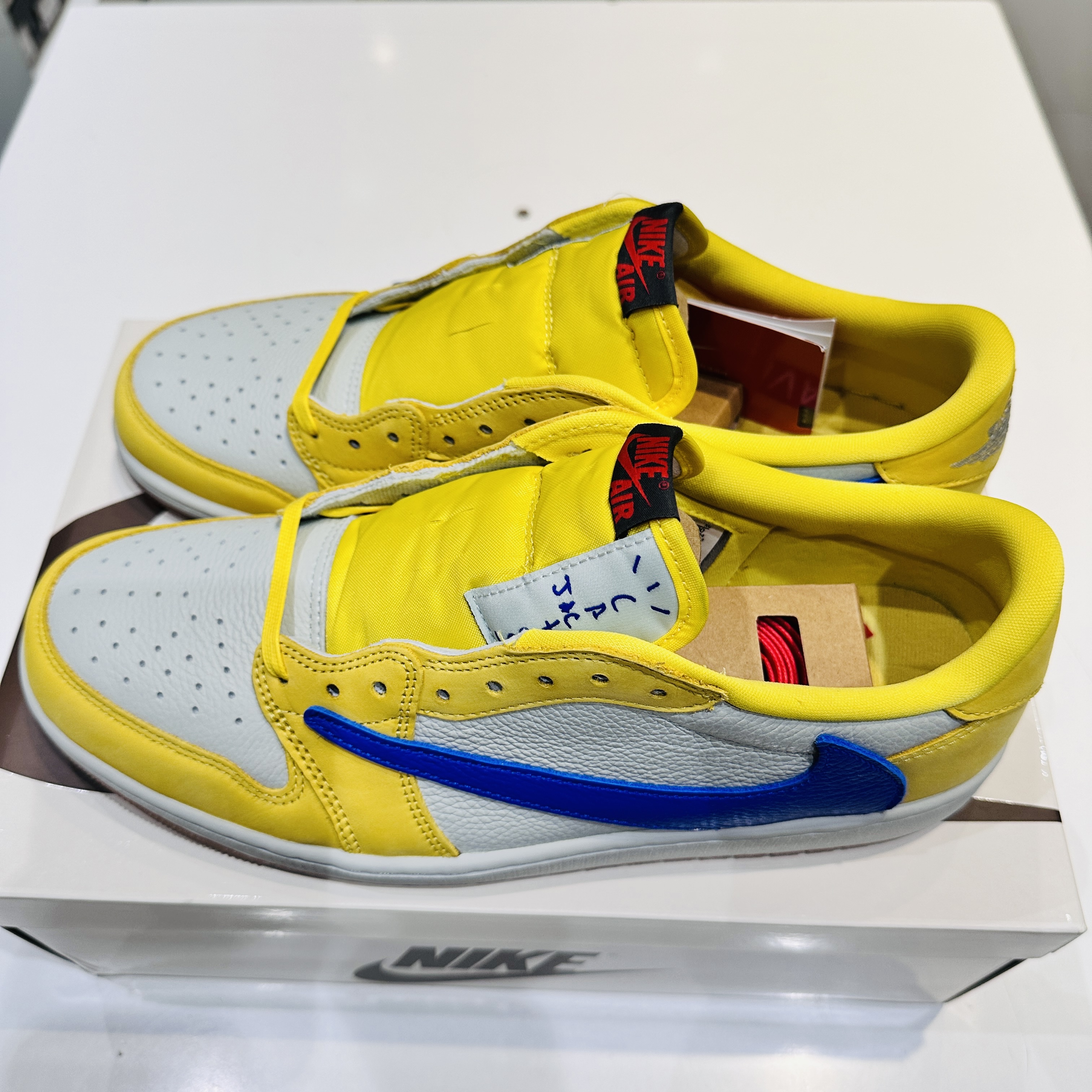 (W) Jordan 1 x Travis Scott Retro Low OG SP Canary 착용 스타일 - 2