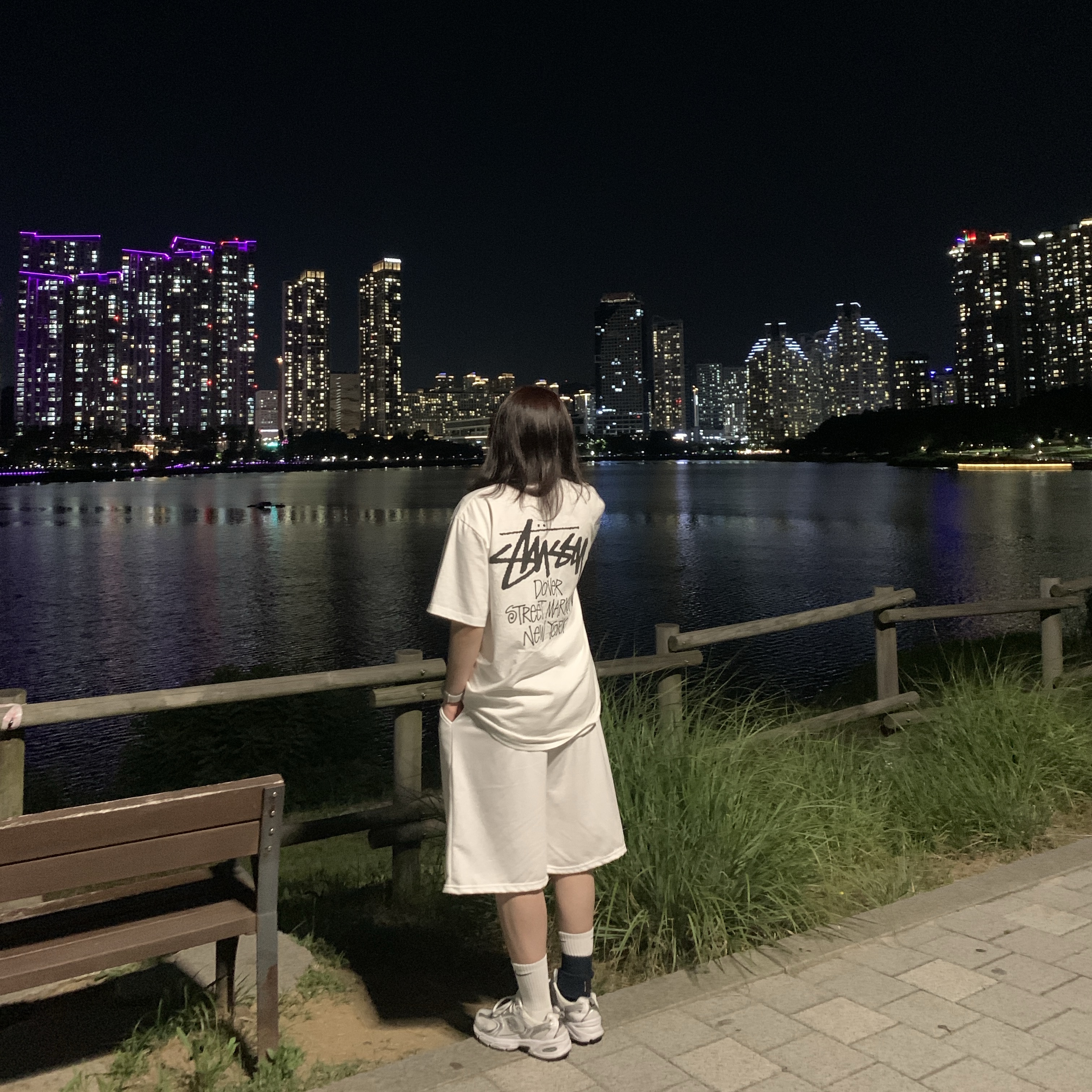 Stussy Stock DSM New York T-Shirt White 2024, New Balance 530 White Silver 착용 스타일 - 1