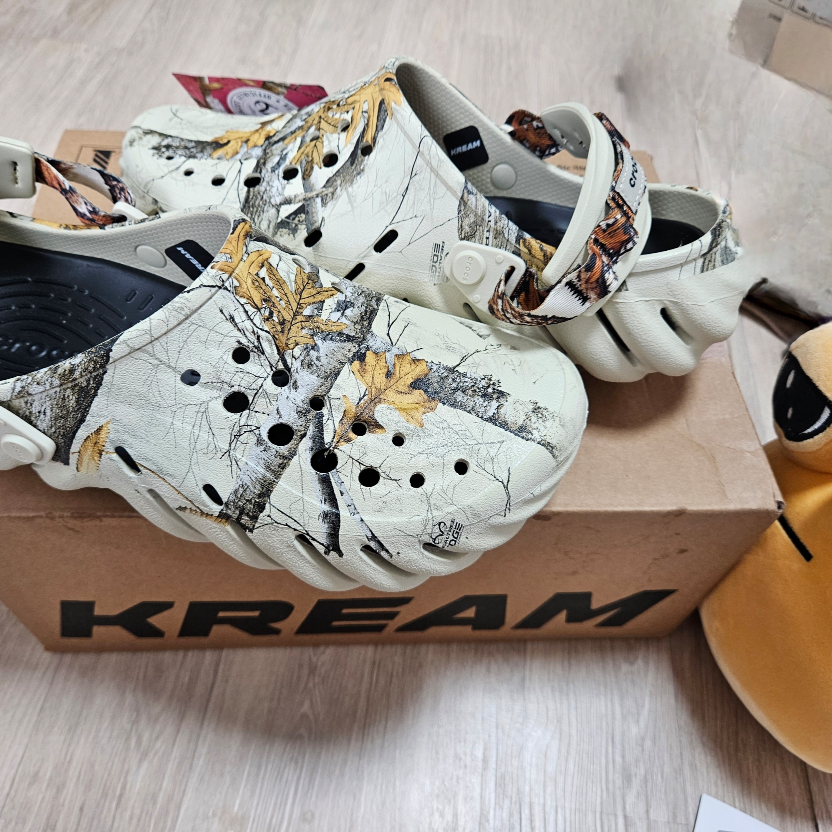 Crocs Echo Clog Real Tree Bone 착용 스타일 - 1