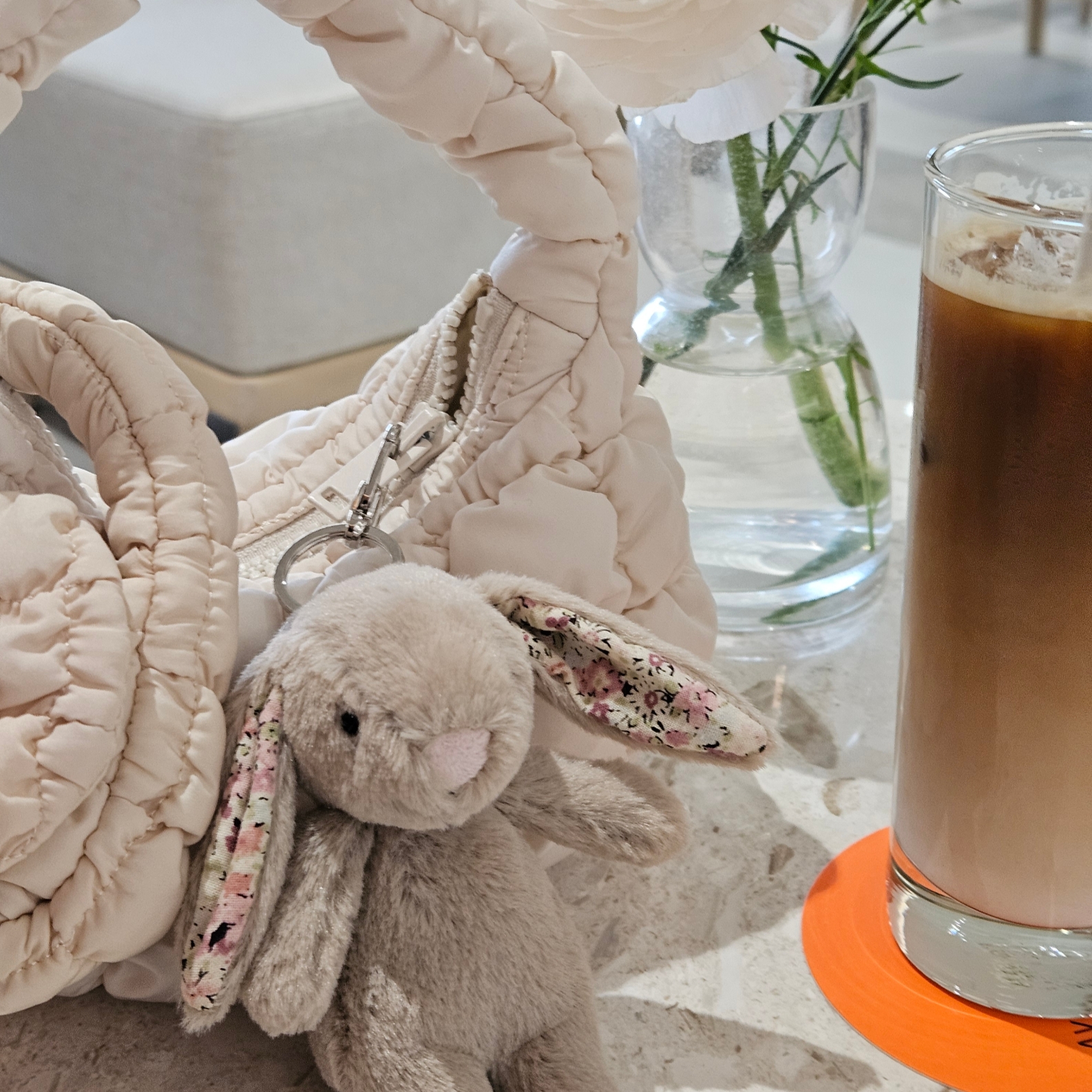 COS Quilted Micro Bag Off White, Jellycat Blossom Bunny Bag Charm Beige 착용 스타일 - 2