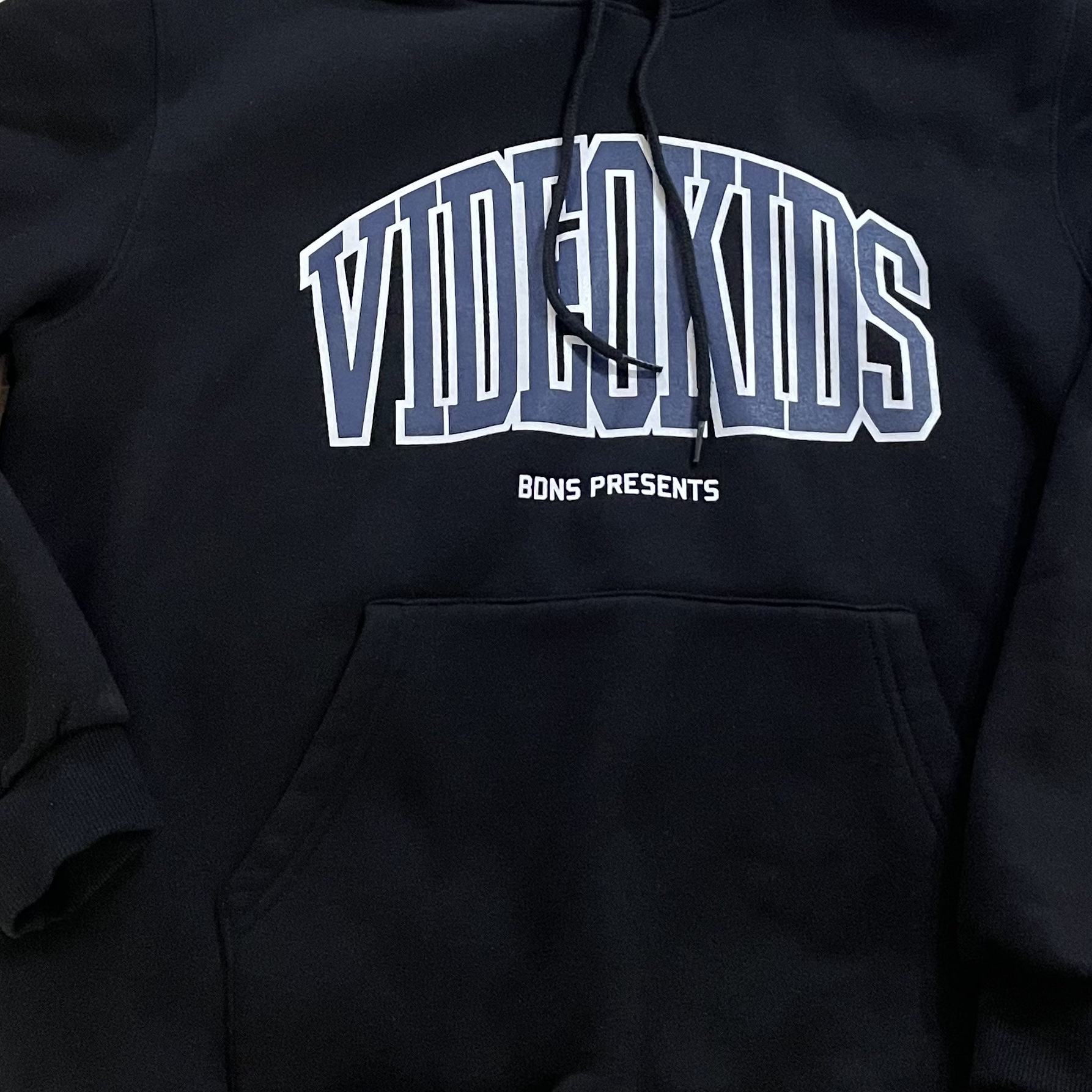 BDNS Videokids Hoodie Black 착용 스타일