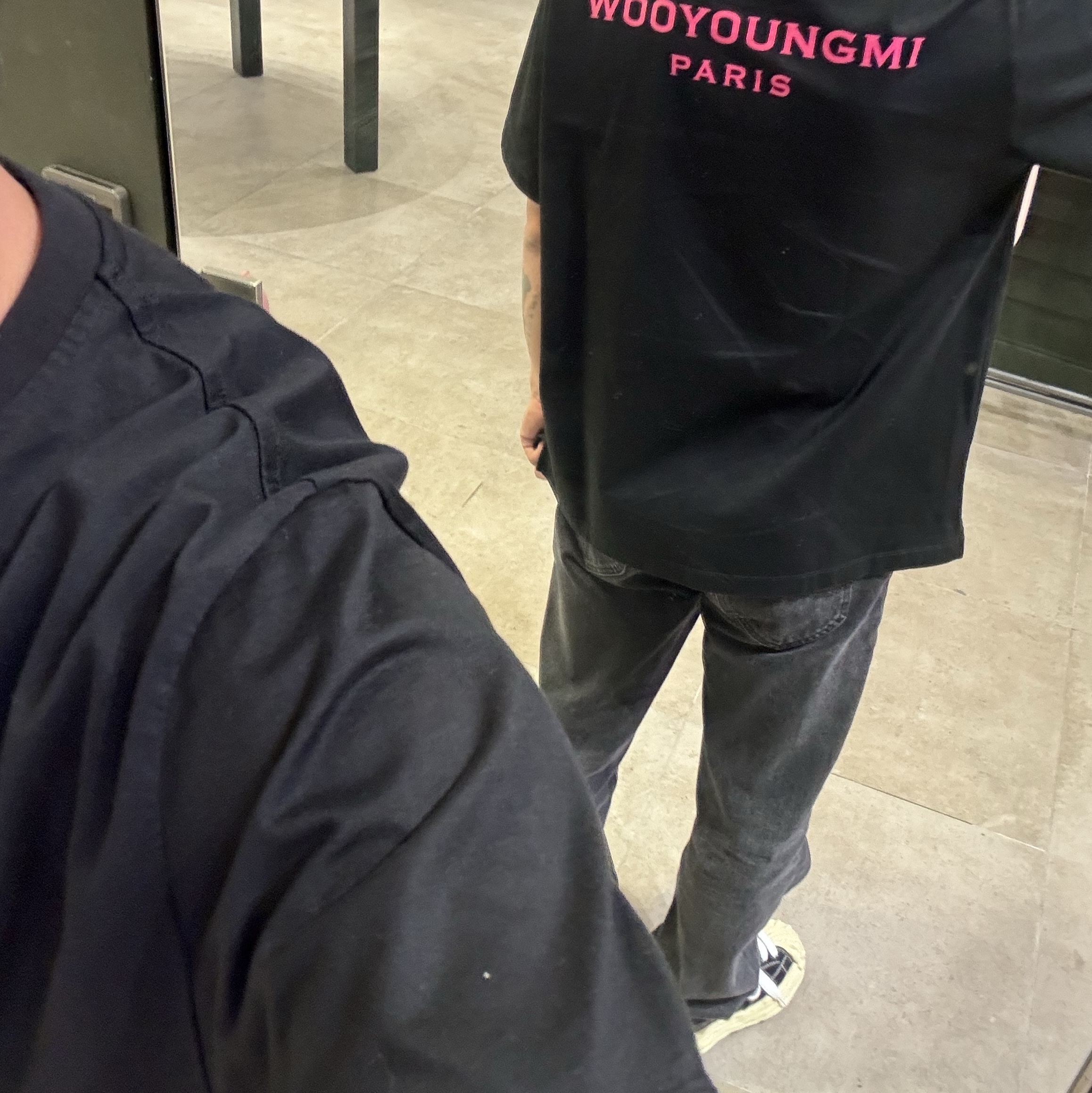 IAB Studio x Lee Denim Jeans Black, Wooyoungmi Pink Back Logo T-Shirt Black - 21SS 착용 스타일 - 2
