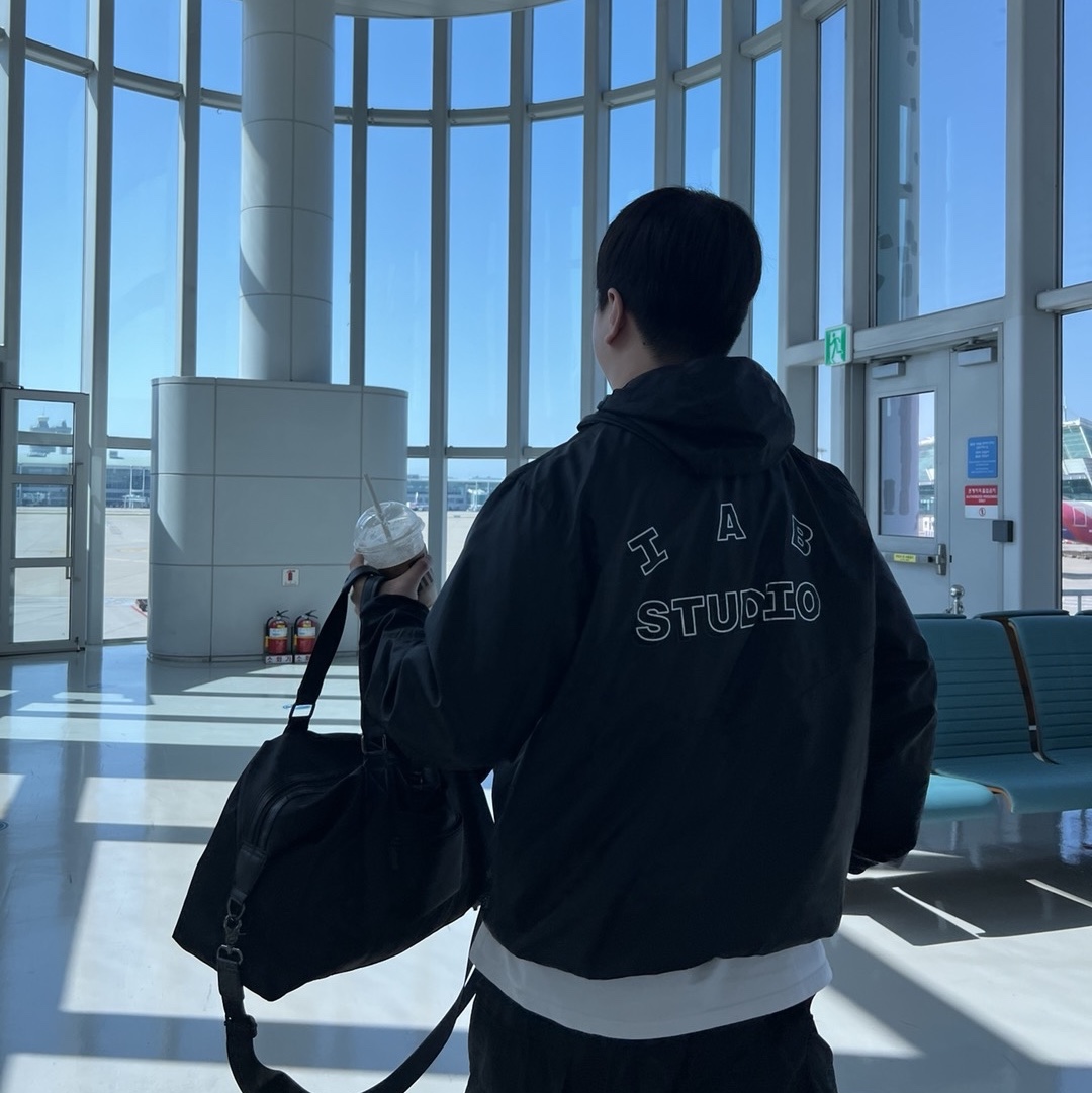 IAB Studio Ripstop Wind Jacket Black 착용 스타일