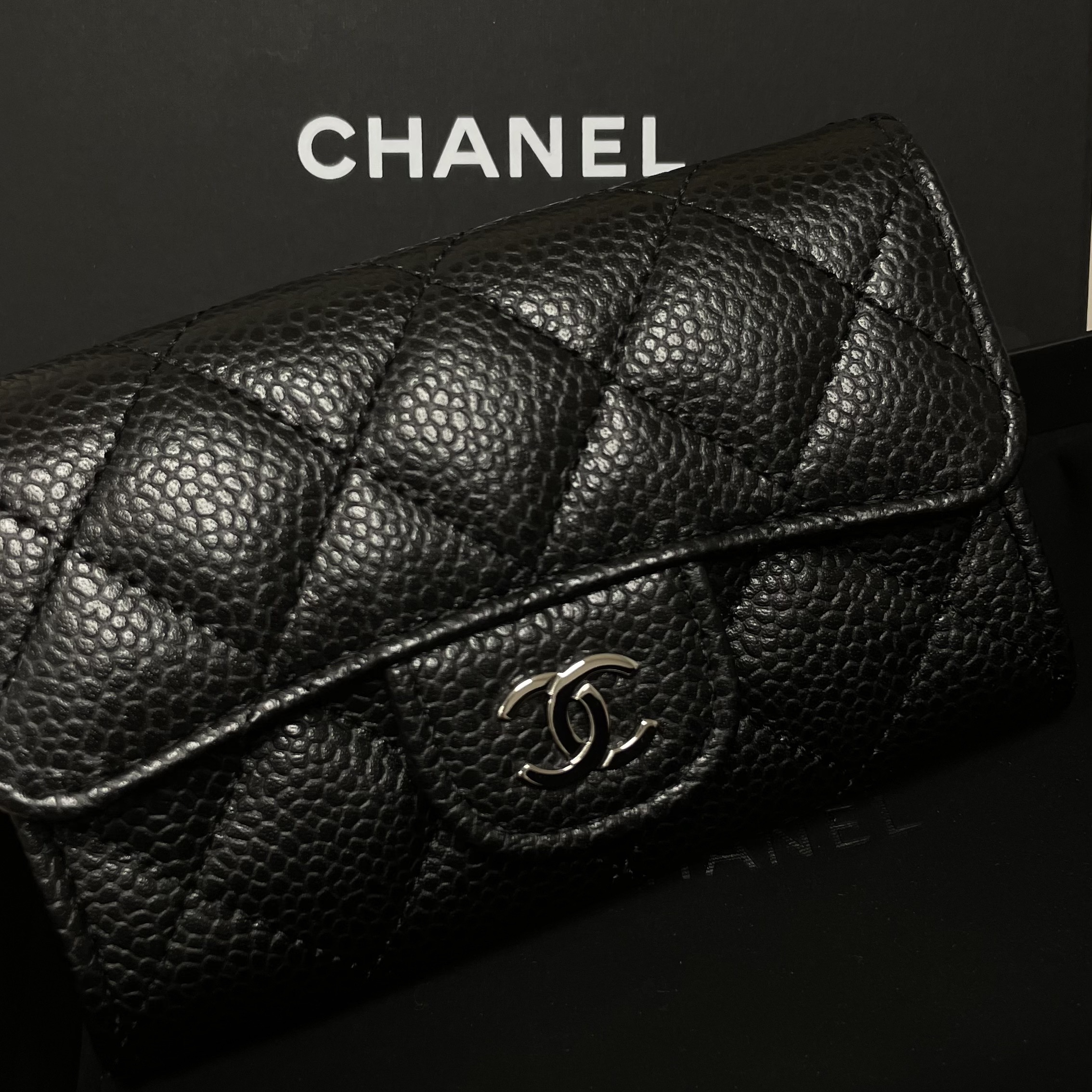 Chanel Classic Card Holder Grained Calfskin & Silver Black 착용 스타일