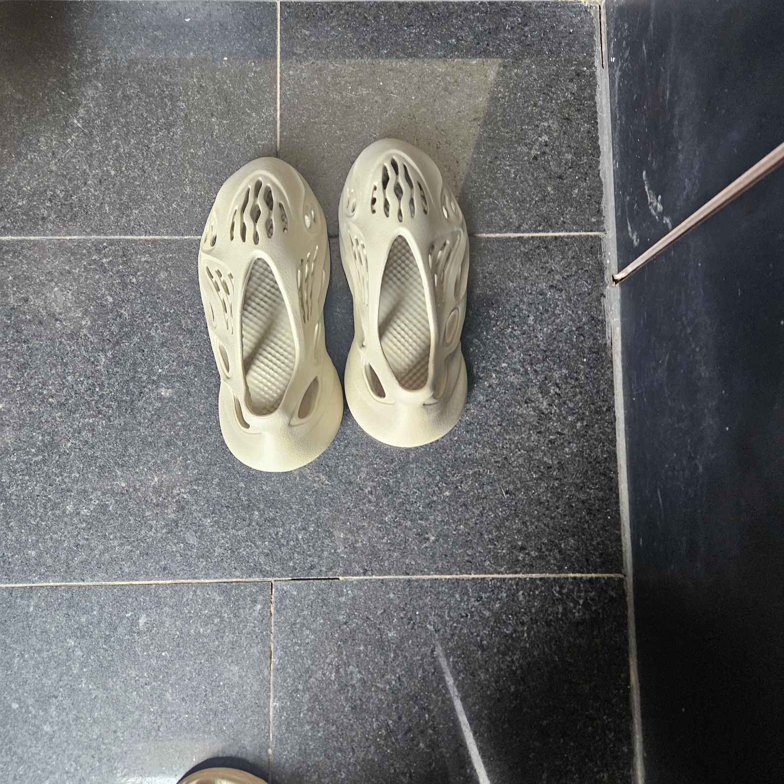 Adidas Yeezy Foam RNNR Stone Salt 착용 스타일