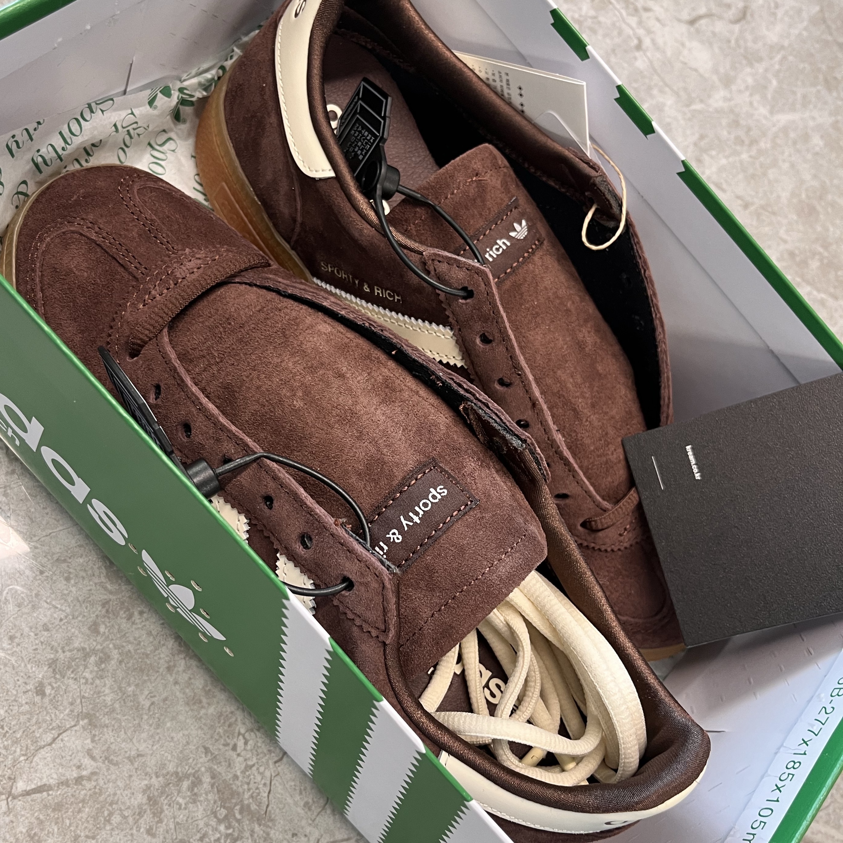 Adidas x Sporty & Rich Spezial Handball Auburn Cream White 착용 스타일 - 3