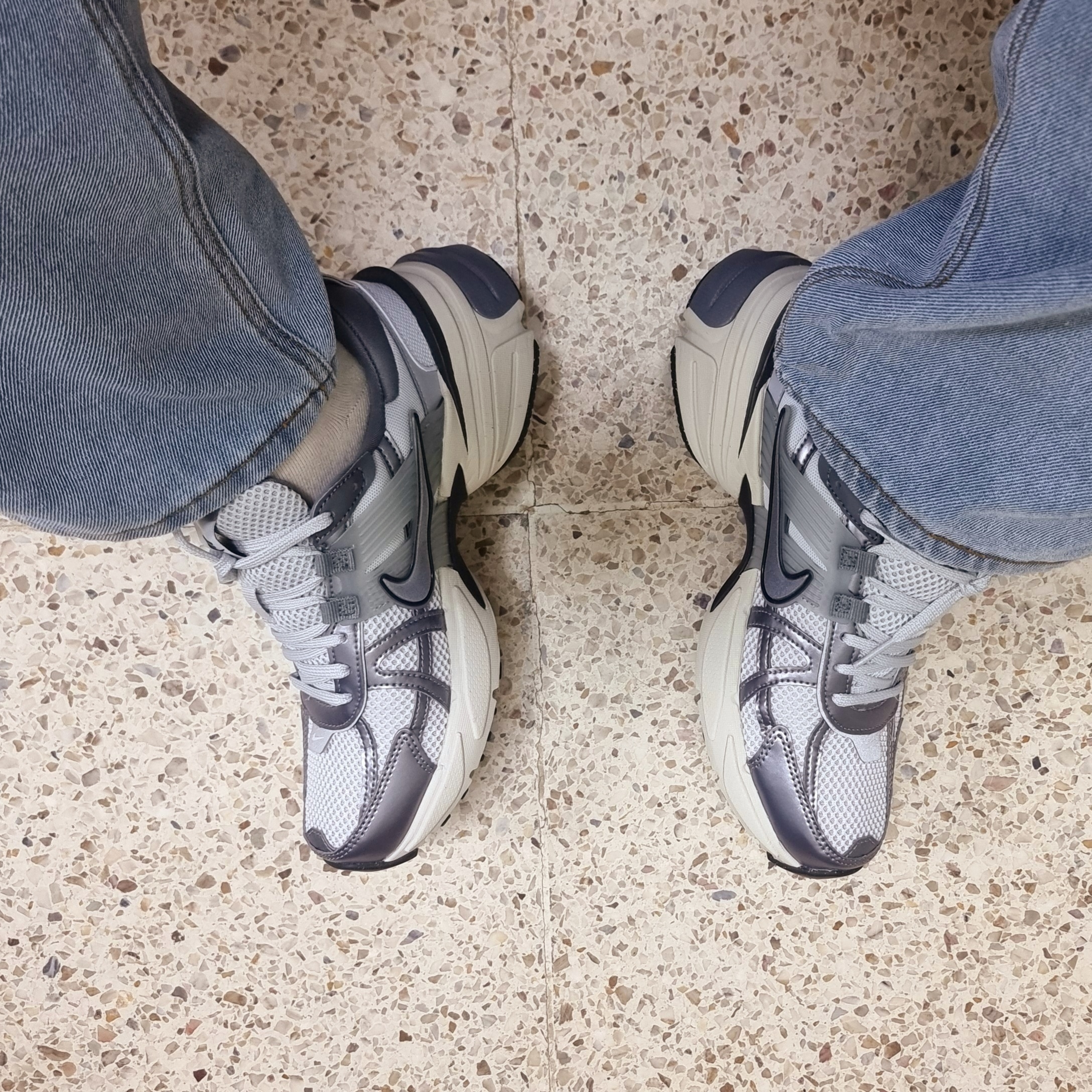 Nike V2K Run Pure Platinum Wolf Grey 착용 스타일 - 3