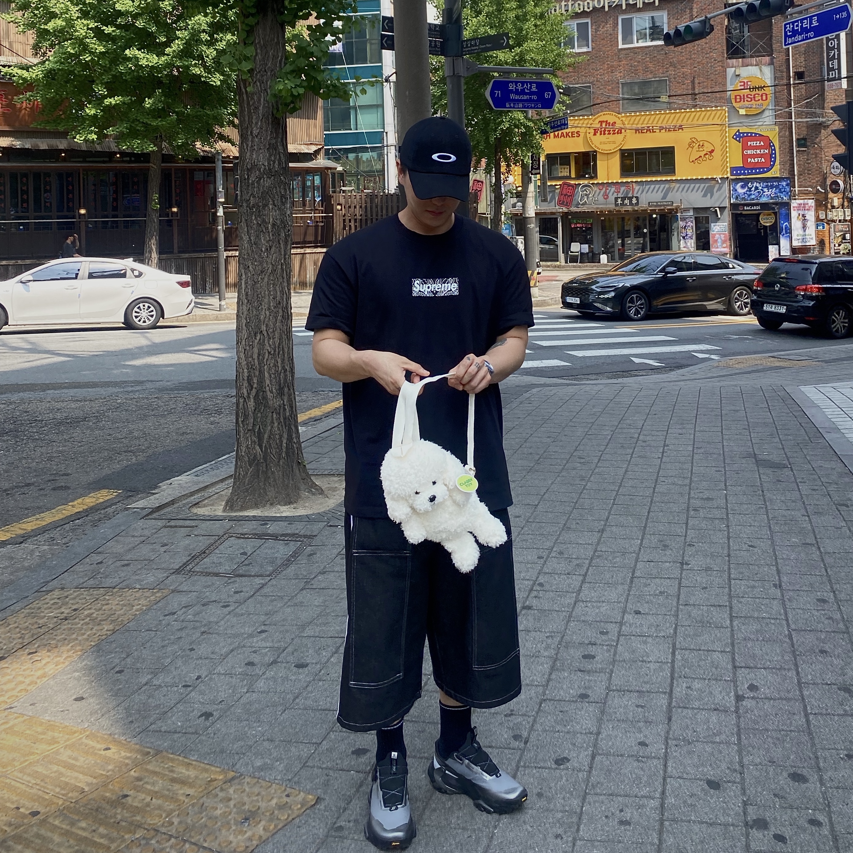 Supreme Bandana Box Logo T-Shirt Black - 19FW, Oakley Remix Dad Hat Blackout 착용 스타일 - 1