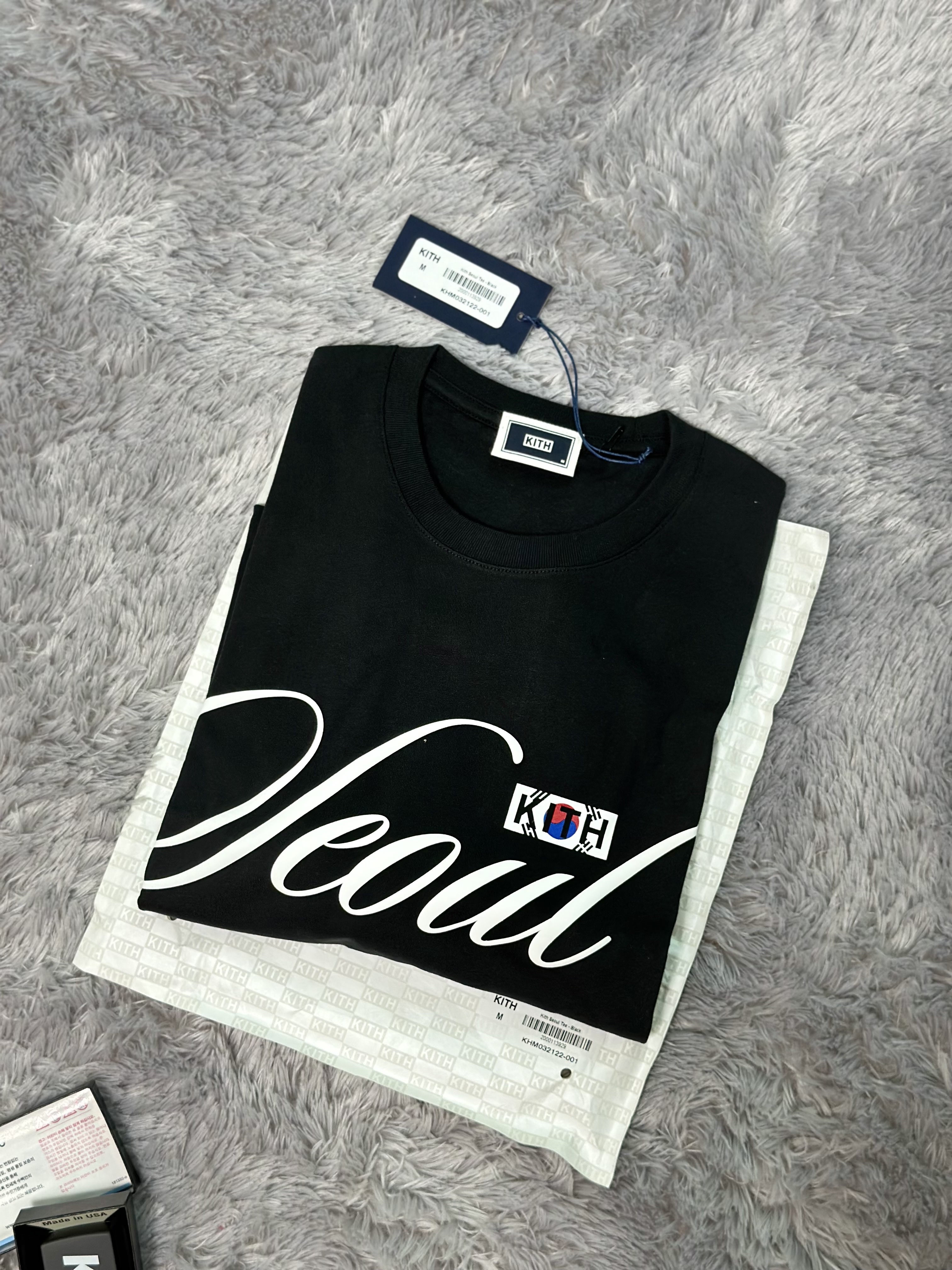 Kith Seoul T-Shirt Black, Kith Seoul Zippo Lighter Black 착용 스타일 - 1