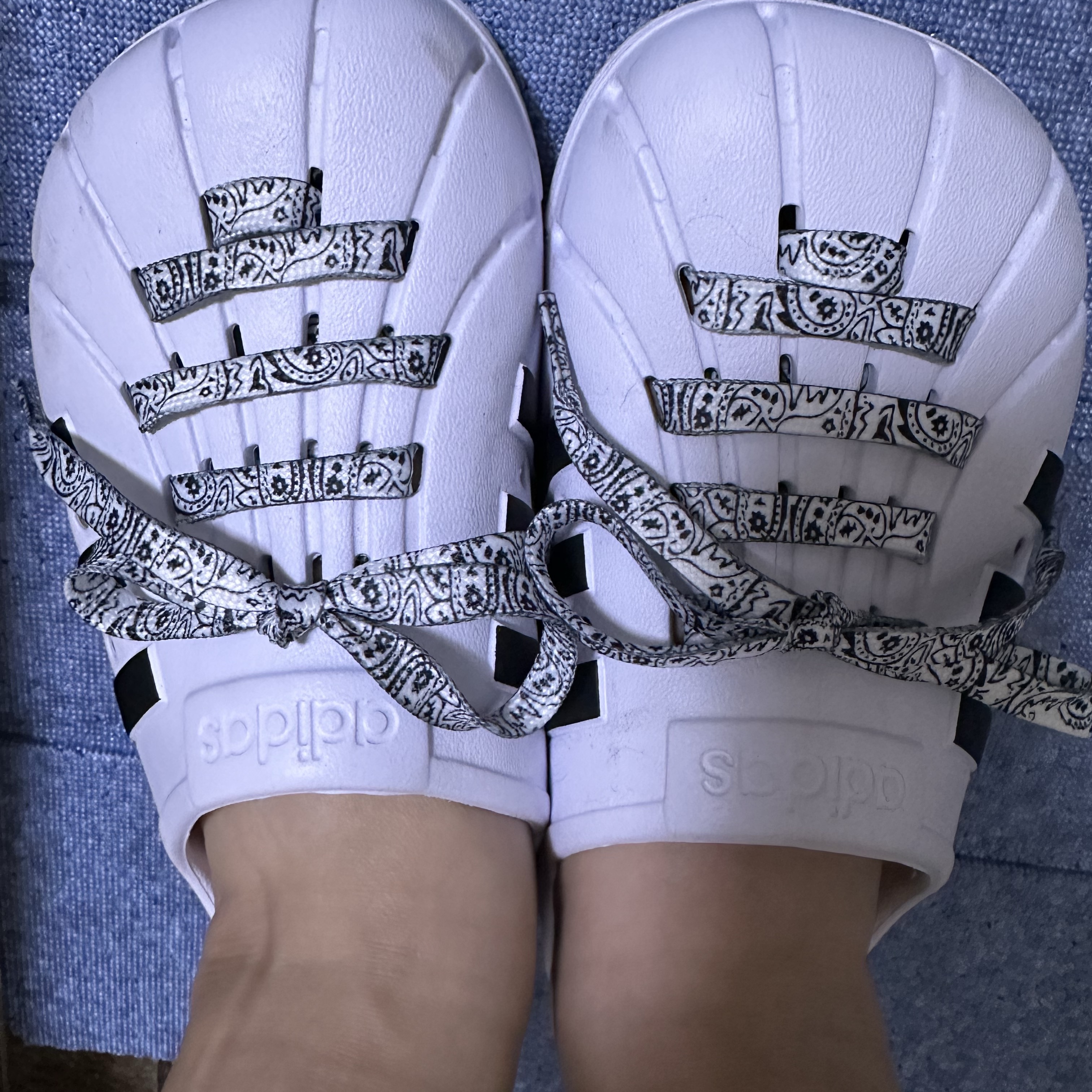 Adidas Adilette Clog White Black 착용 스타일