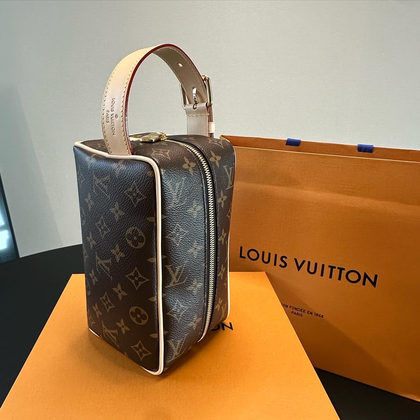 Louis Vuitton Locker Dopp Kit Monogram 착용 스타일 - 3