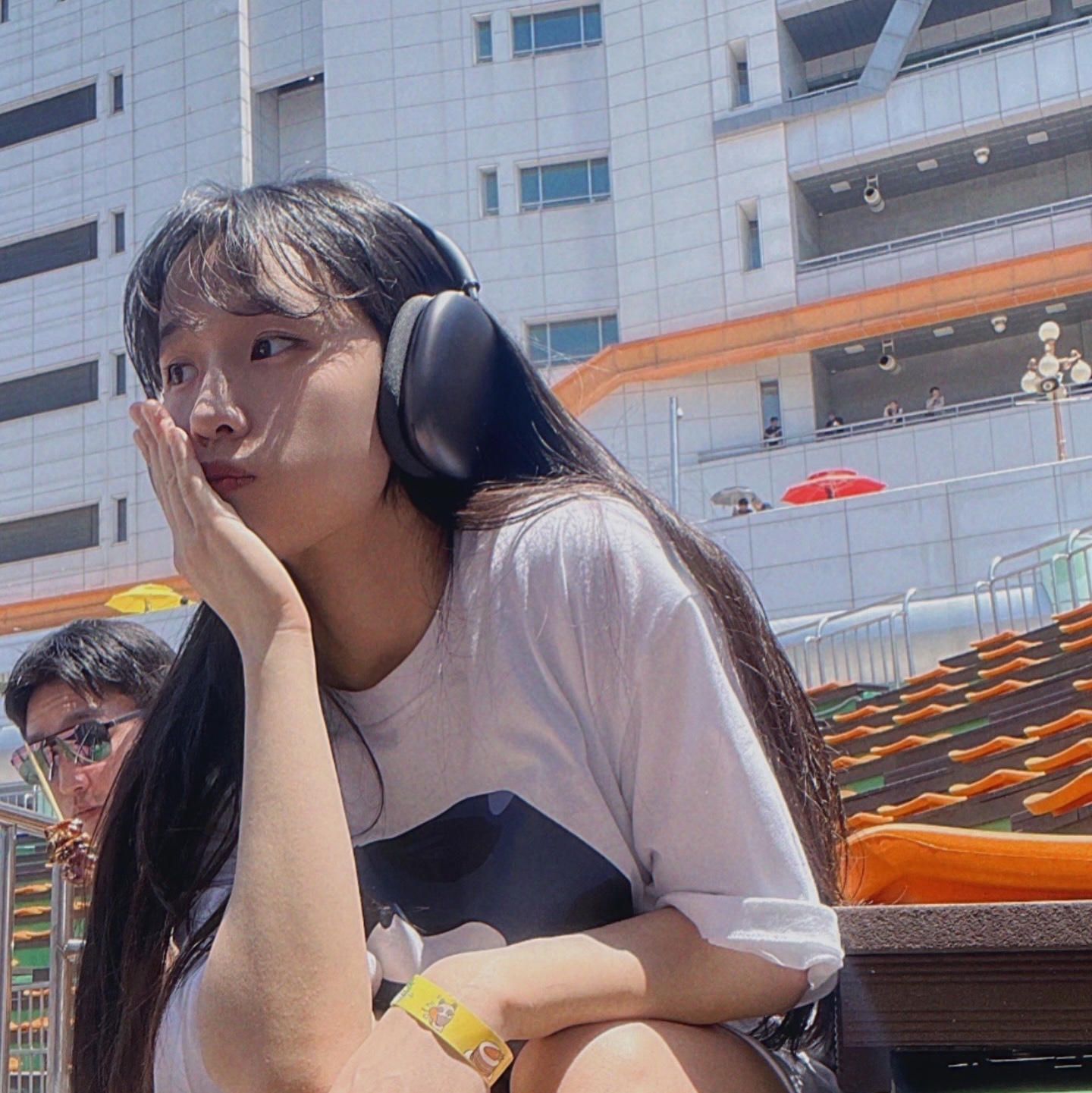 BAPE Color Camo Big Ape Head T-Shirt White Navy, Apple AirPods Max Lightning Space Gray (Korean Ver.) 착용 스타일 - 3