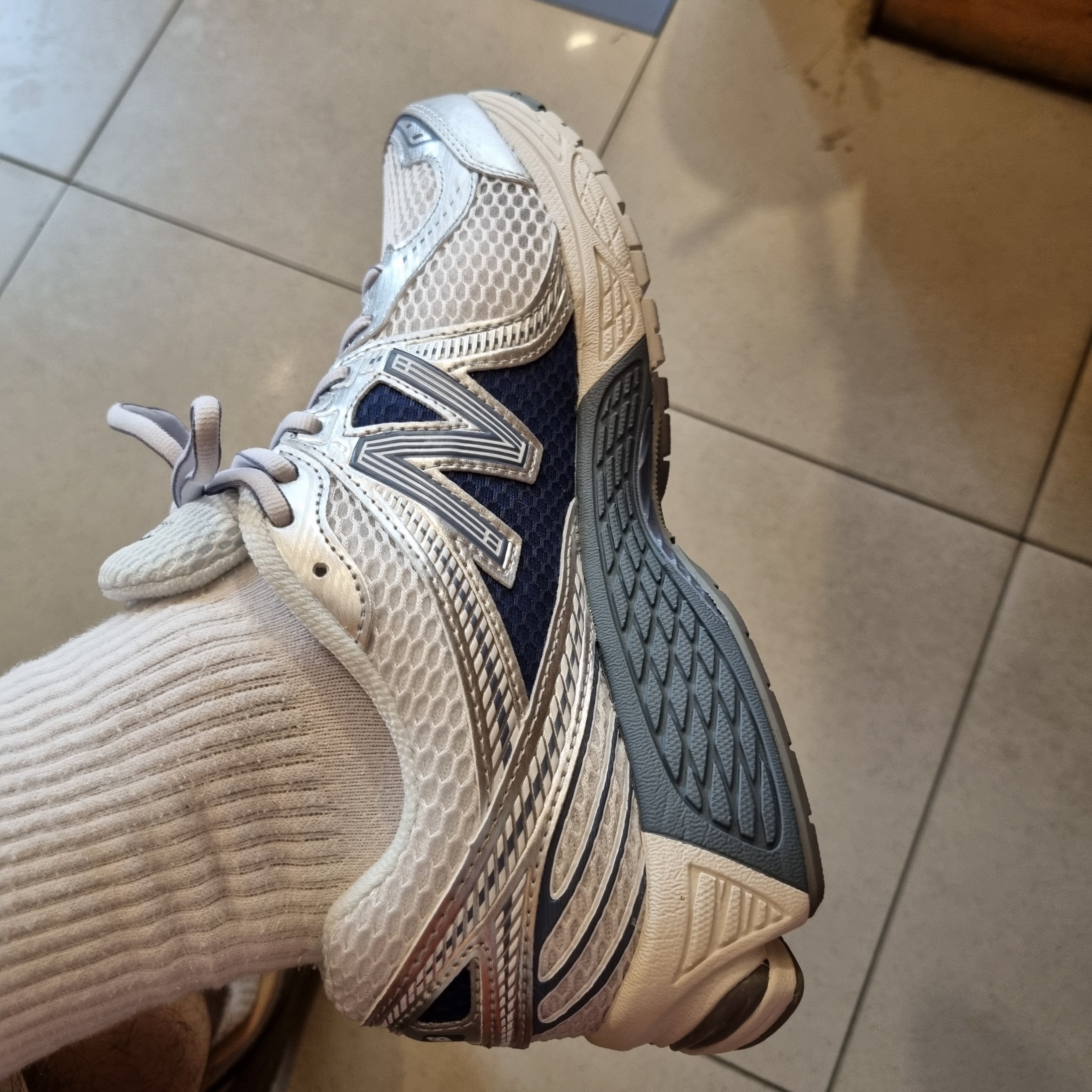 New Balance 860v2 Sea Salt Vintage Indigo 착용 스타일 - 2