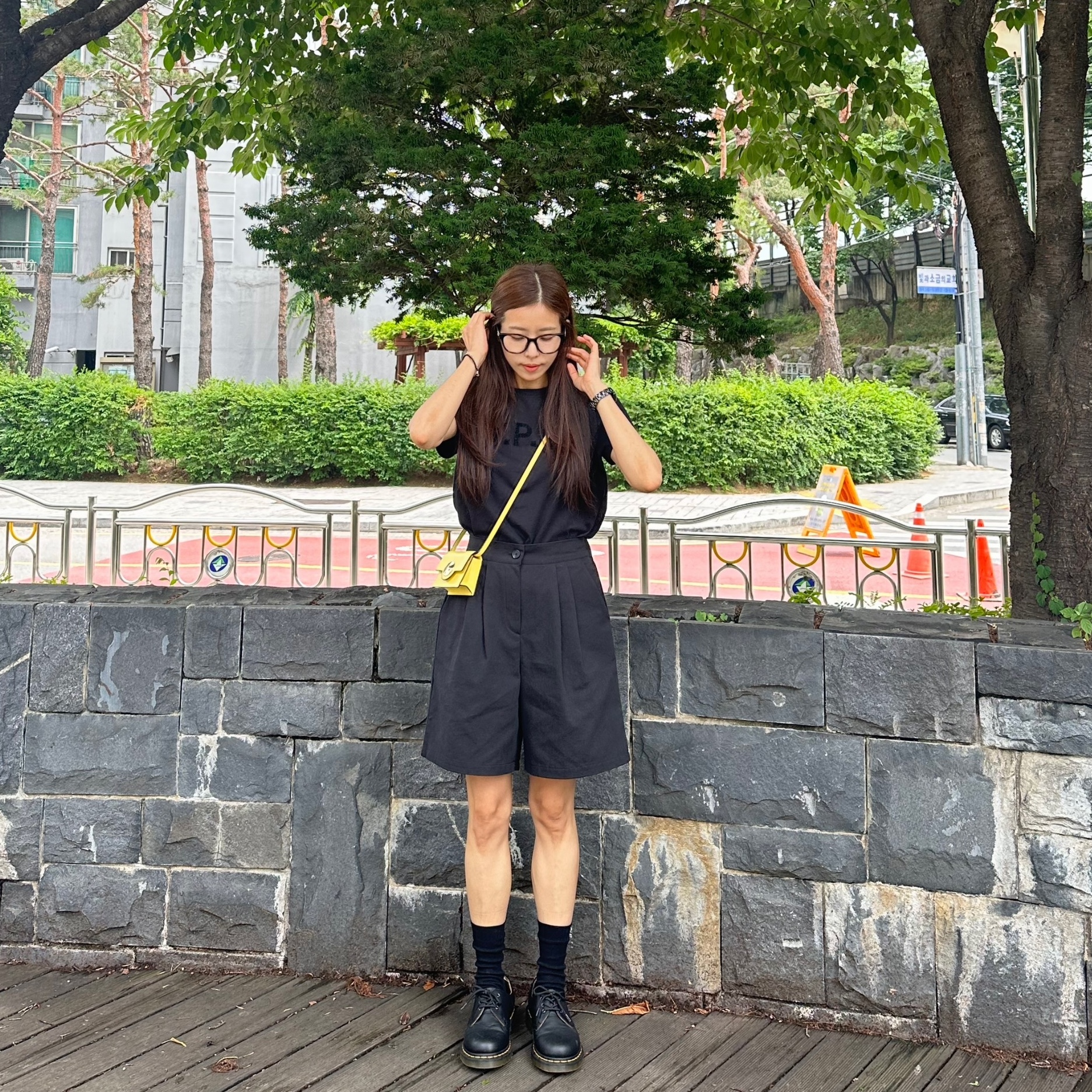 Dr. Martens 1461 Nappa Black, Chanel J12 Watch 33mm Quartz Black 착용 스타일 - 1