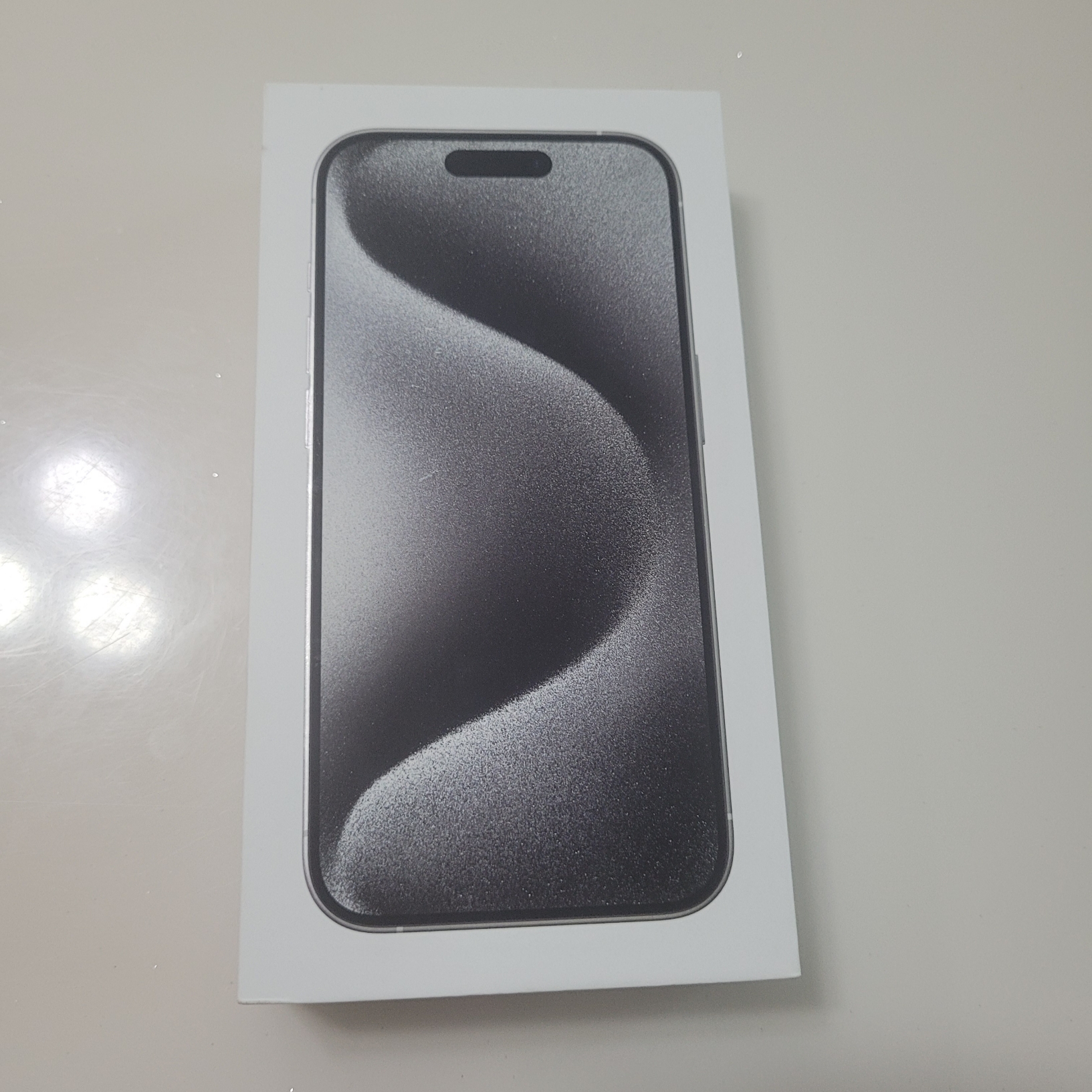 Apple iPhone 15 Pro 256GB White Titanium (Korean Ver.) 착용 스타일 - 1