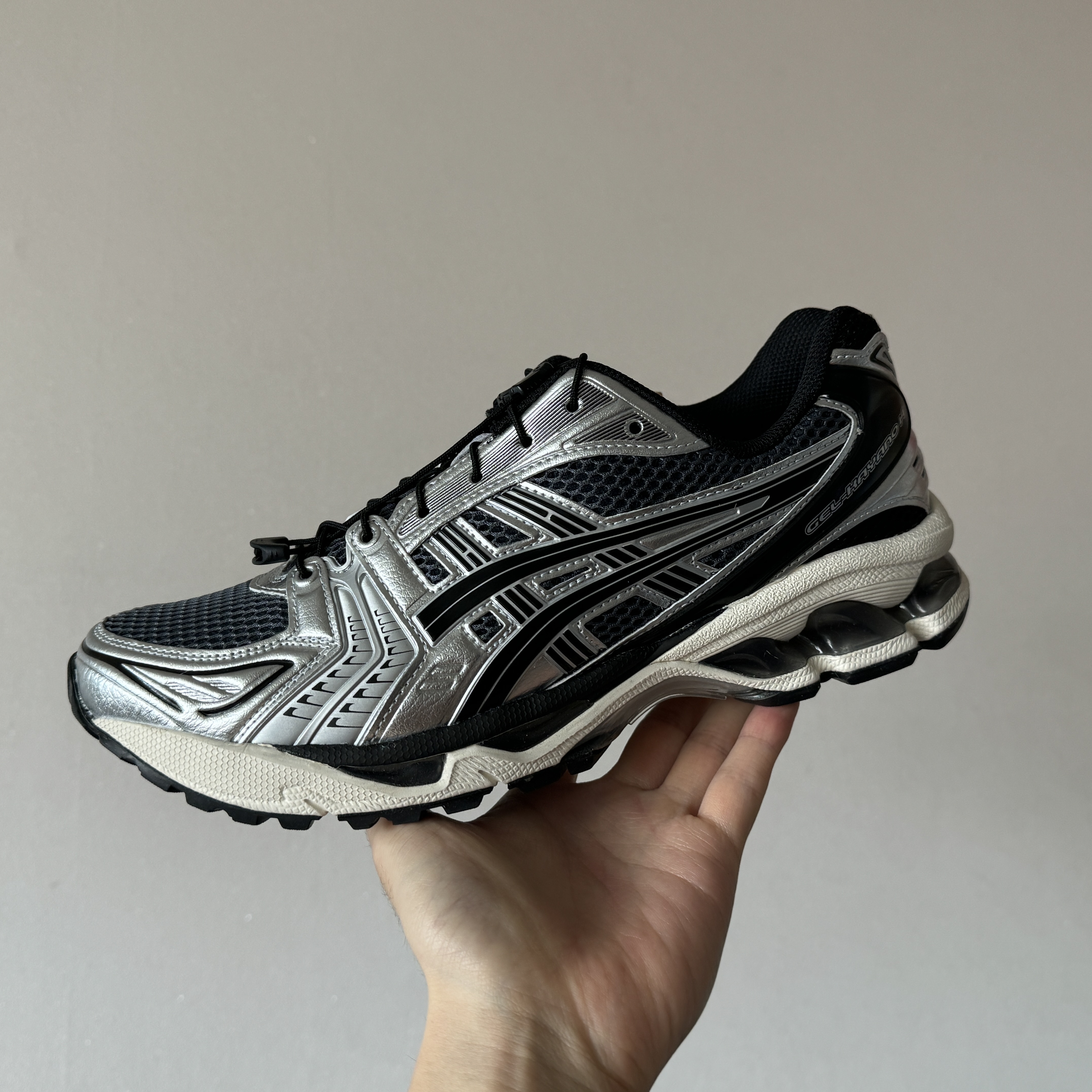 Asics Unlimited Gel-Kayano 14 Carrier Grey Black 착용 스타일