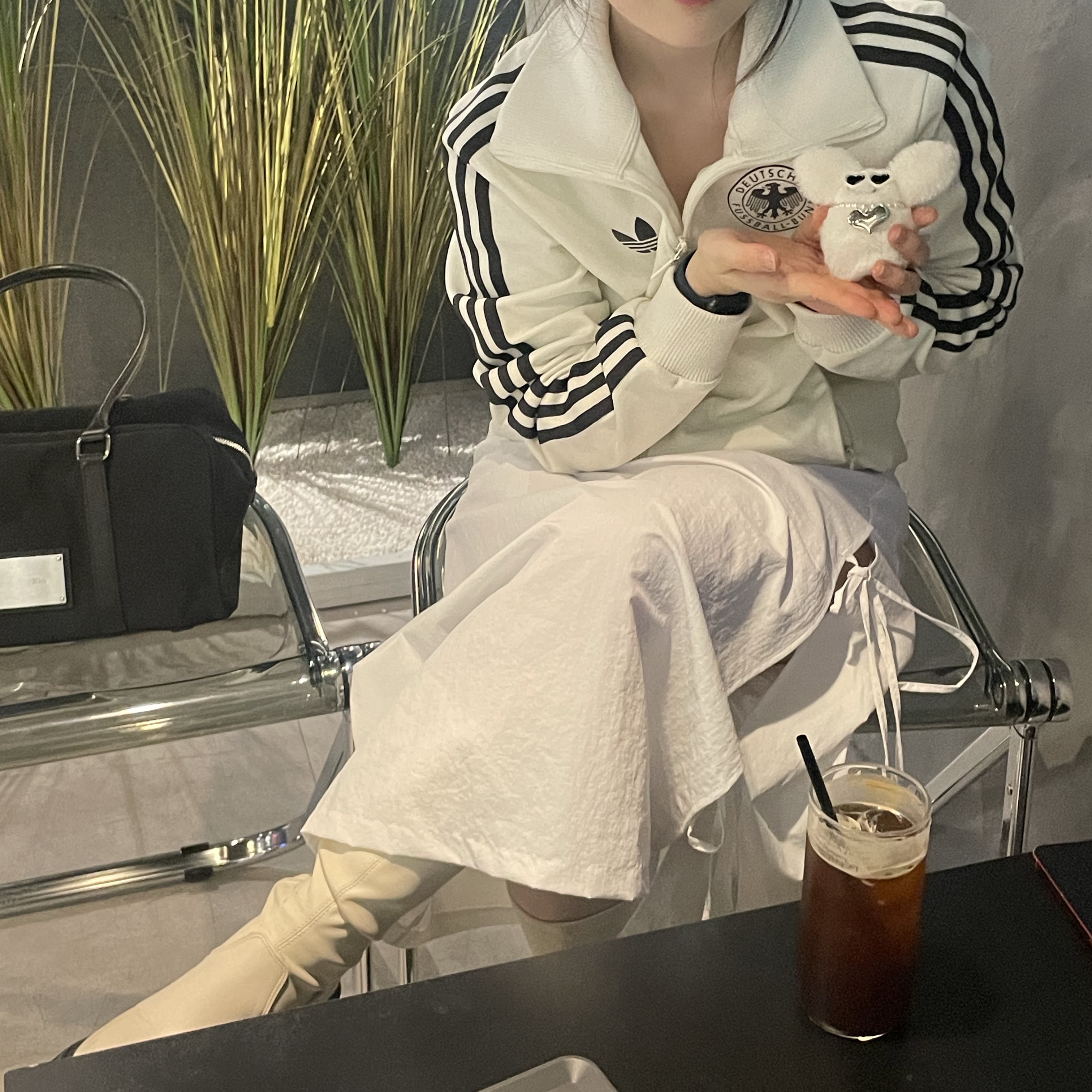 Adidas German Beckenbauer Track Top Off White - KR Sizing, Matin Kim Sporty Tote Bag Black 착용 스타일 - 2