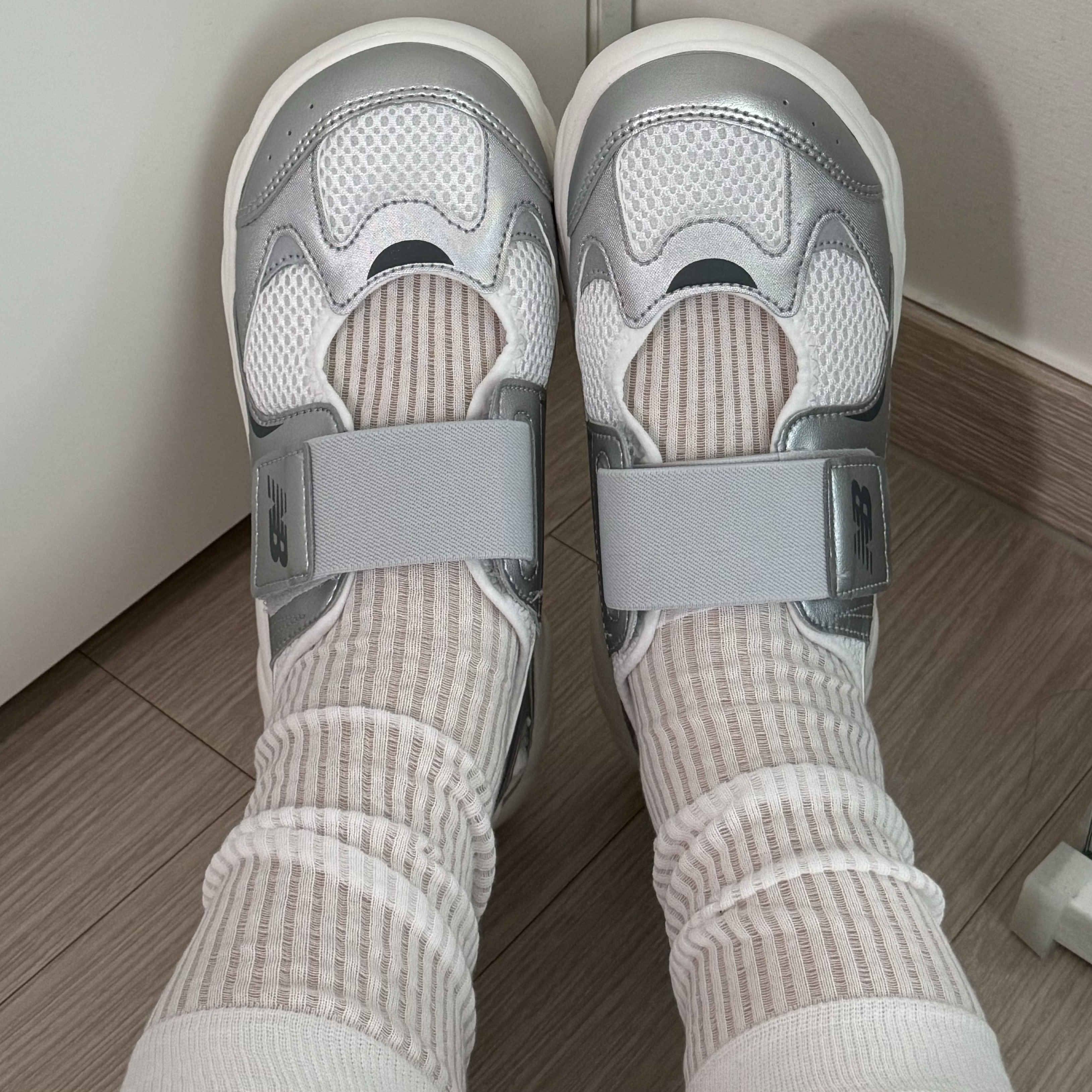 (Kids) New Balance Freedle 920 Sandal Silver 착용 스타일