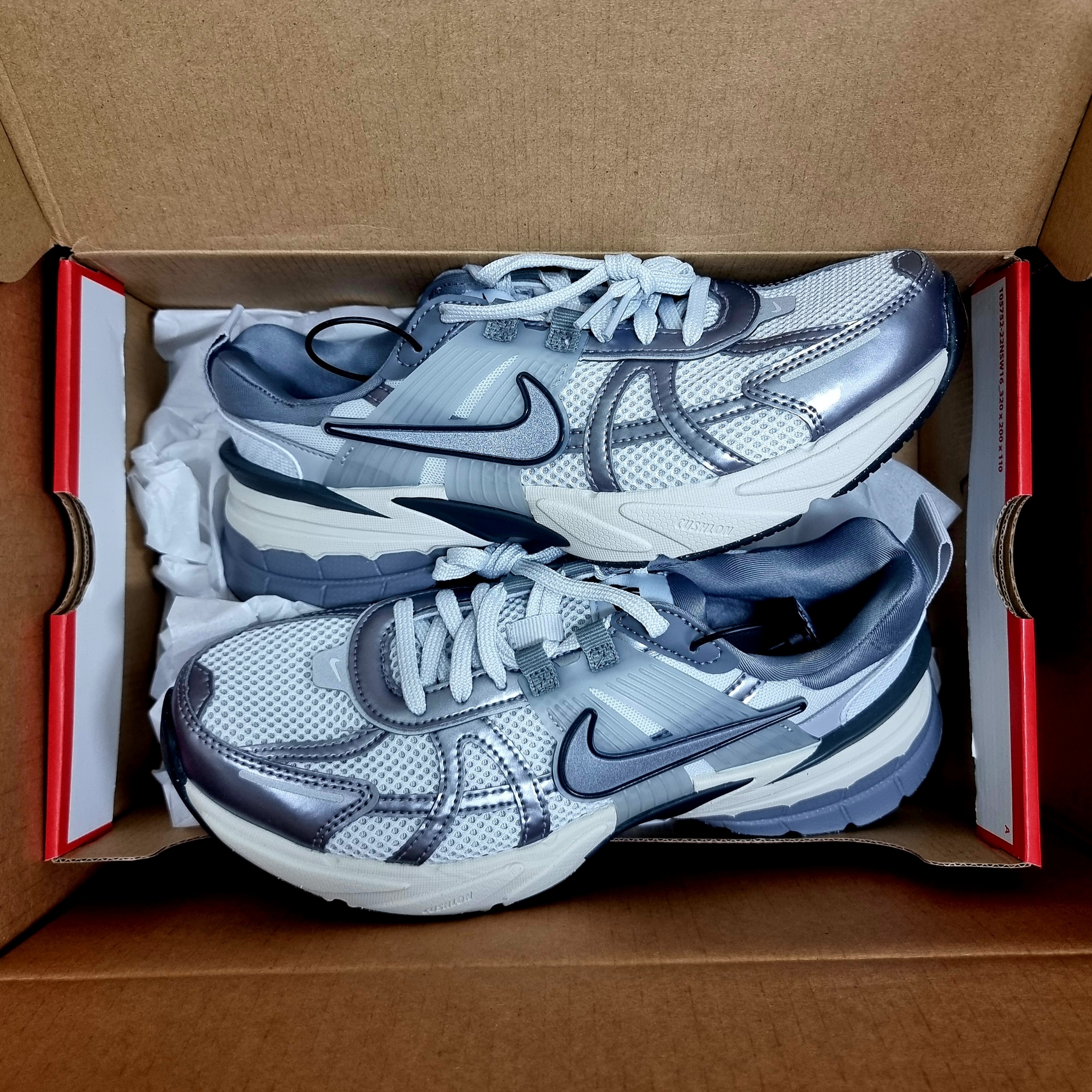 Nike V2K Run Pure Platinum Wolf Grey 착용 스타일 - 2