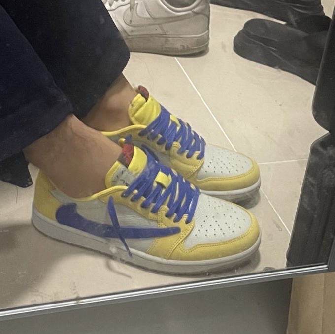 (W) Jordan 1 x Travis Scott Retro Low OG SP Canary 착용 스타일 - 3