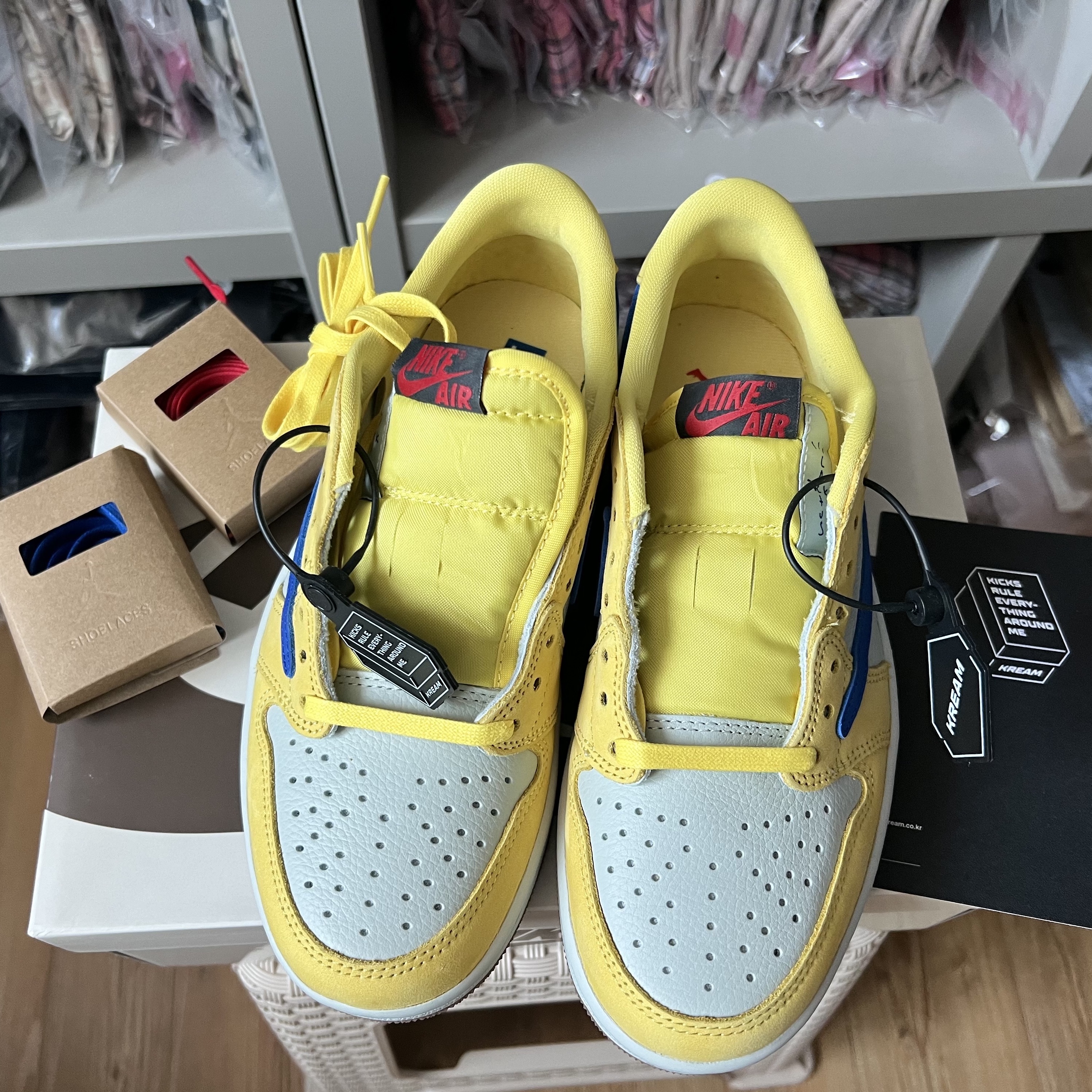 (W) Jordan 1 x Travis Scott Retro Low OG SP Canary 착용 스타일 - 2