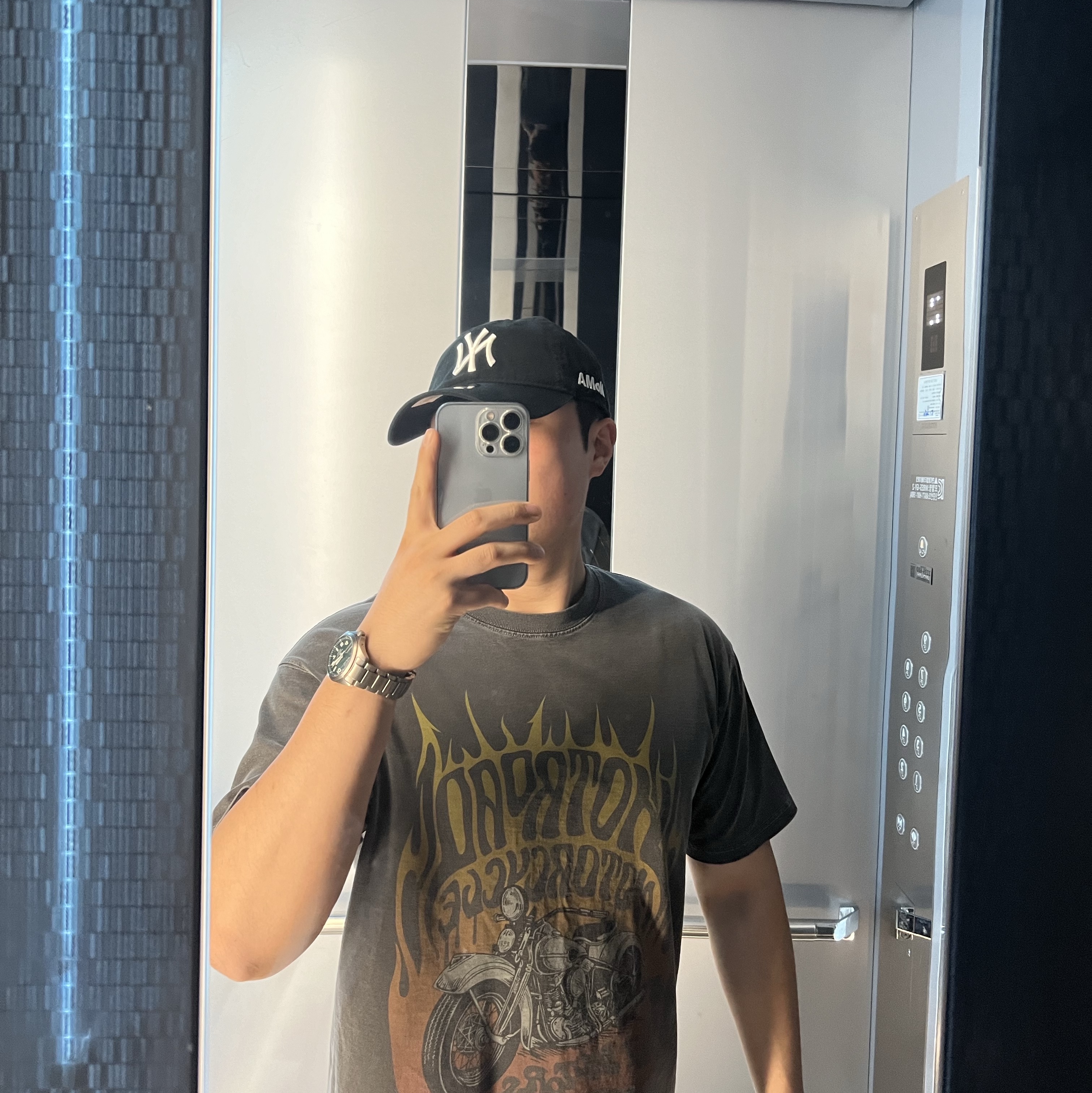 New Era x MoMA New York Yankees Cap Black 착용 스타일