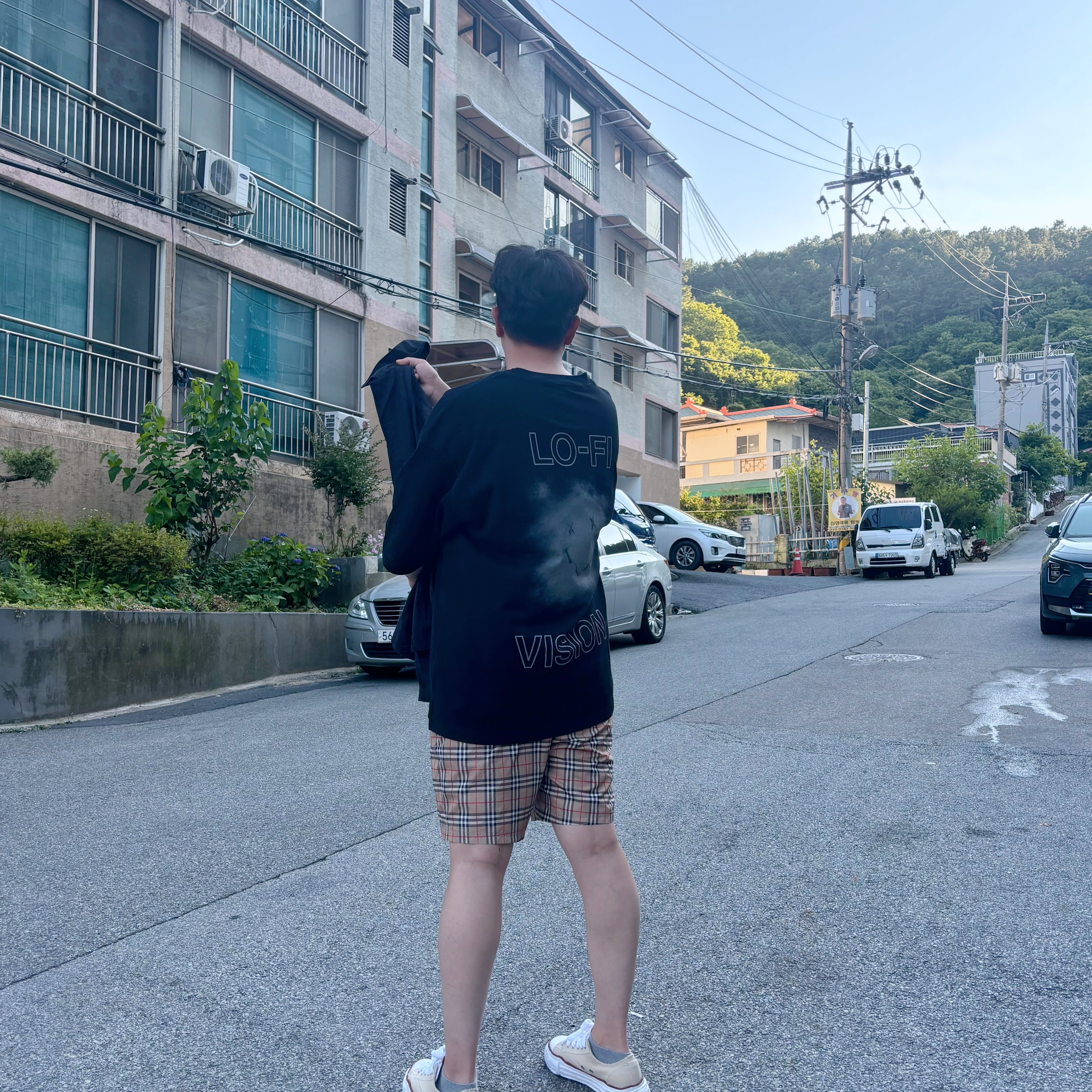Maison Mihara Yasuhiro Back Printed T-Shirt Black, Maison Mihara Yasuhiro Instrumental Long Sleeve Oxford Shirt Black 착용 스타일 - 2