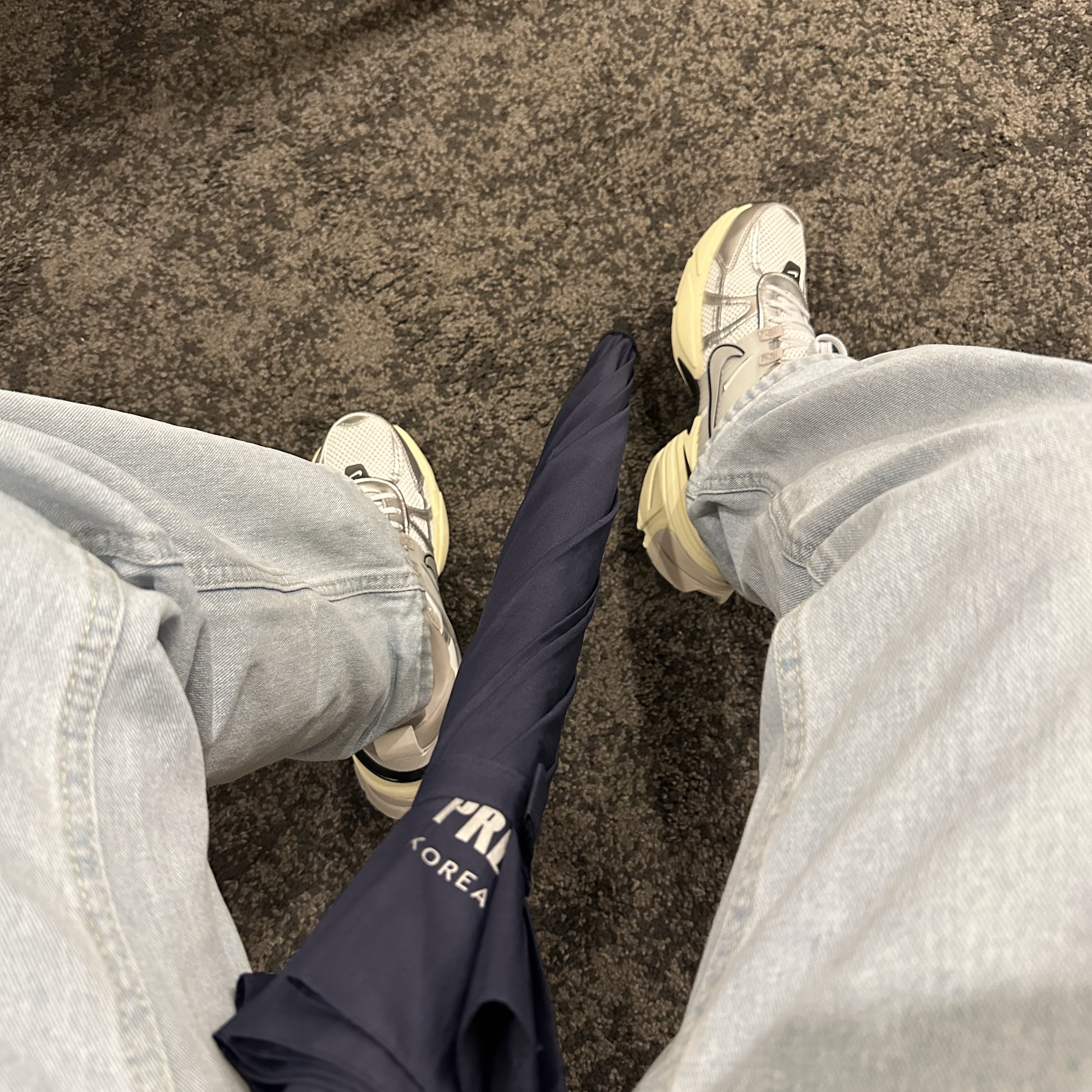 Nike V2K Run Summit White Metallic Silver 착용 스타일