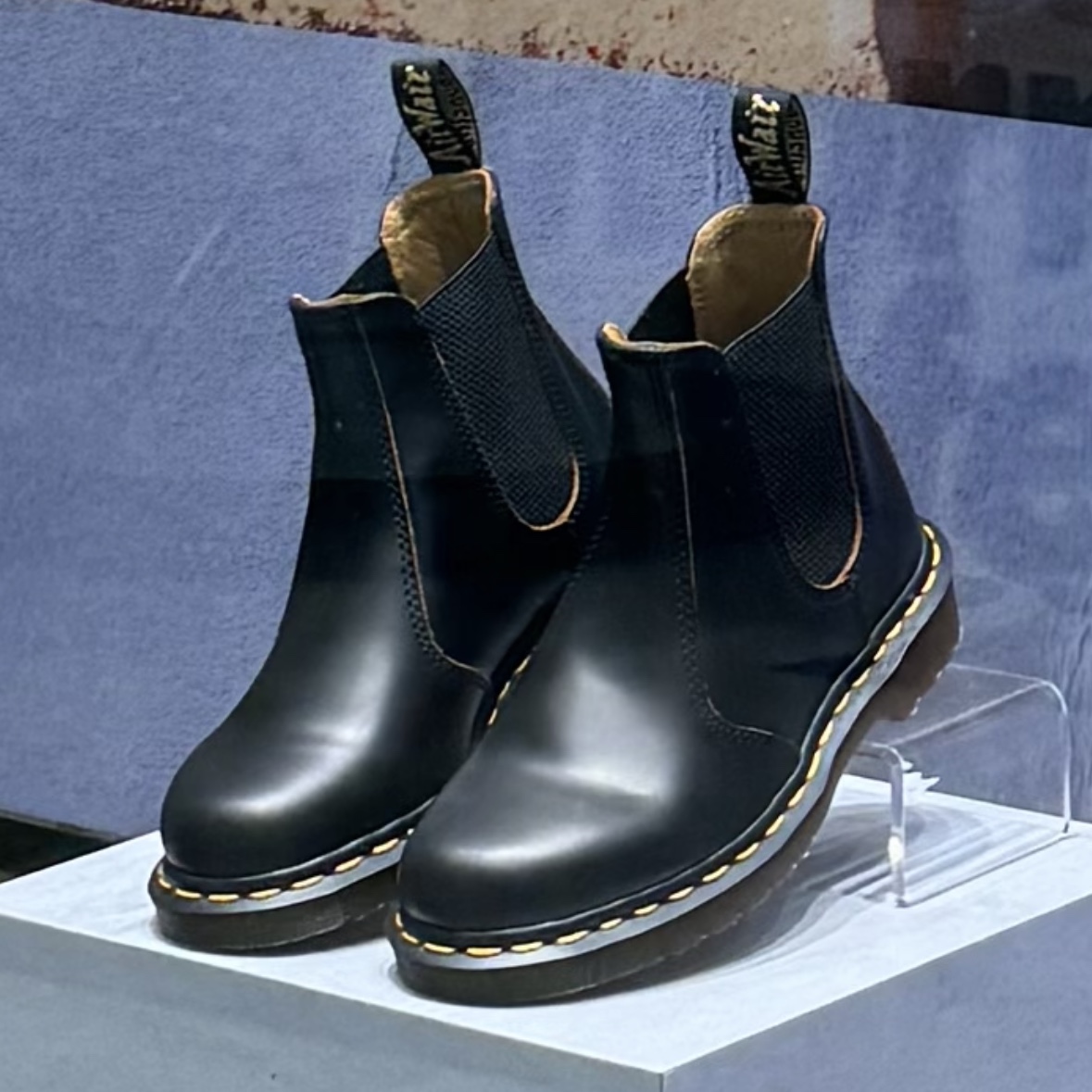 (W) Dr. Martens 2976 Leonore Atlas Faux Fur Lined Chelsea Boots Dark Grey 착용 스타일