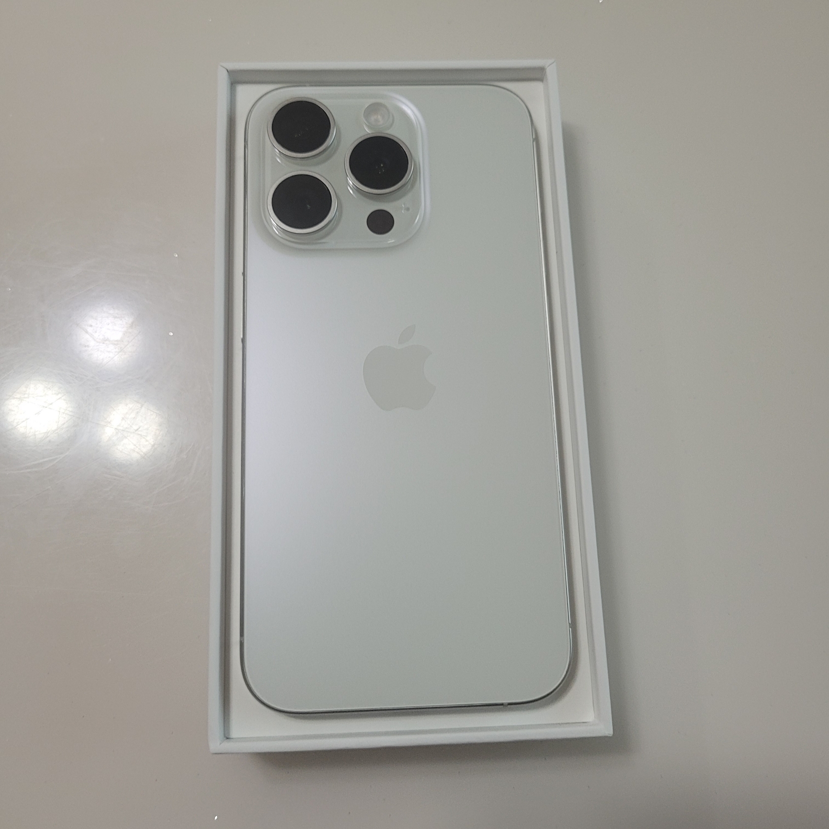 Apple iPhone 15 Pro 256GB White Titanium (Korean Ver.) 착용 스타일 - 2