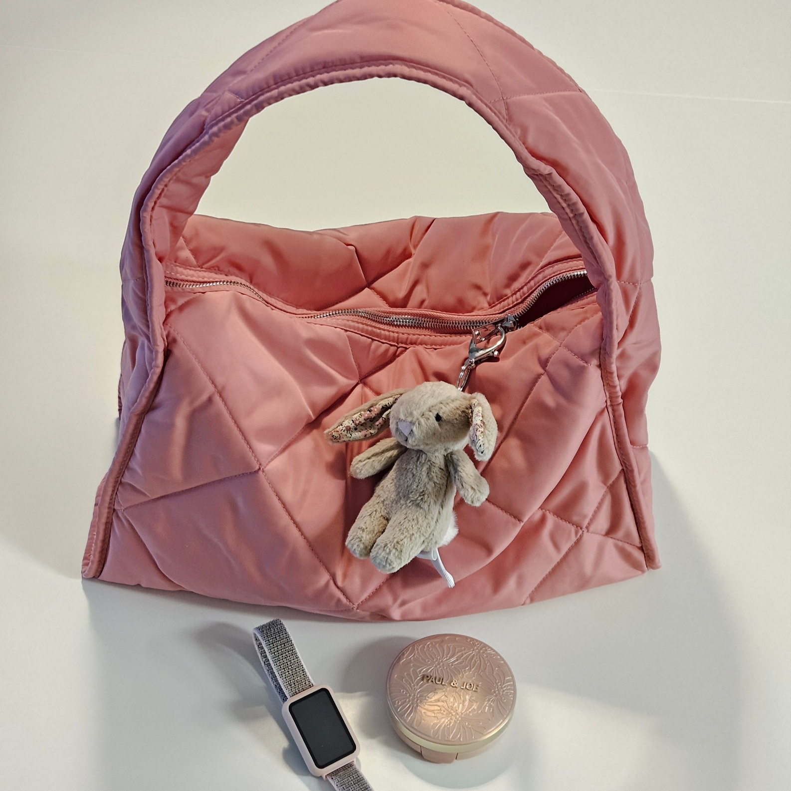COS Diamond Quilted Shoulder Bag Mist Powder, Jellycat Blossom Bunny Bag Charm Beige 착용 스타일 - 1
