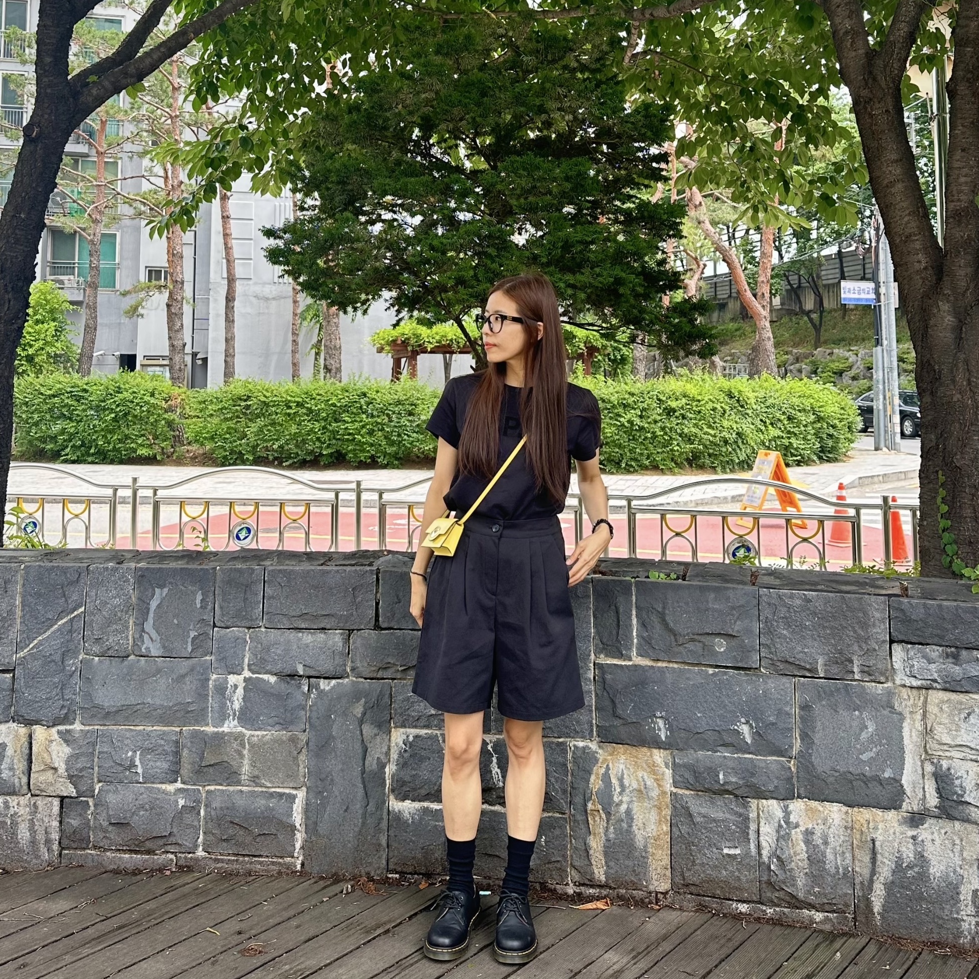 Dr. Martens 1461 Nappa Black, Chanel J12 Watch 33mm Quartz Black 착용 스타일 - 3