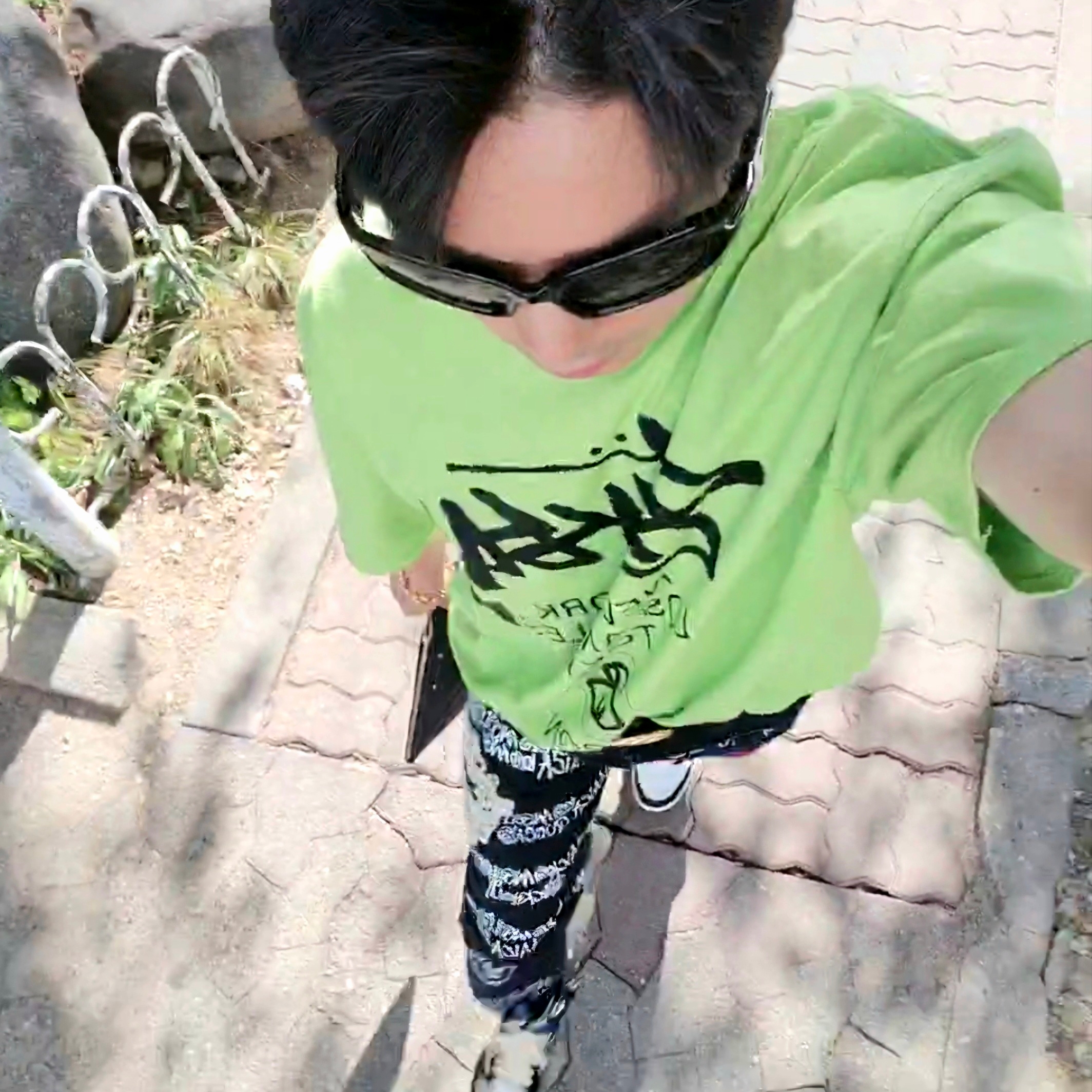 Stussy World Tour T-Shirt Tea 2023, Jordan 1 x Travis Scott x Fragment Retro Low OG SP Military Blue 착용 스타일 - 1