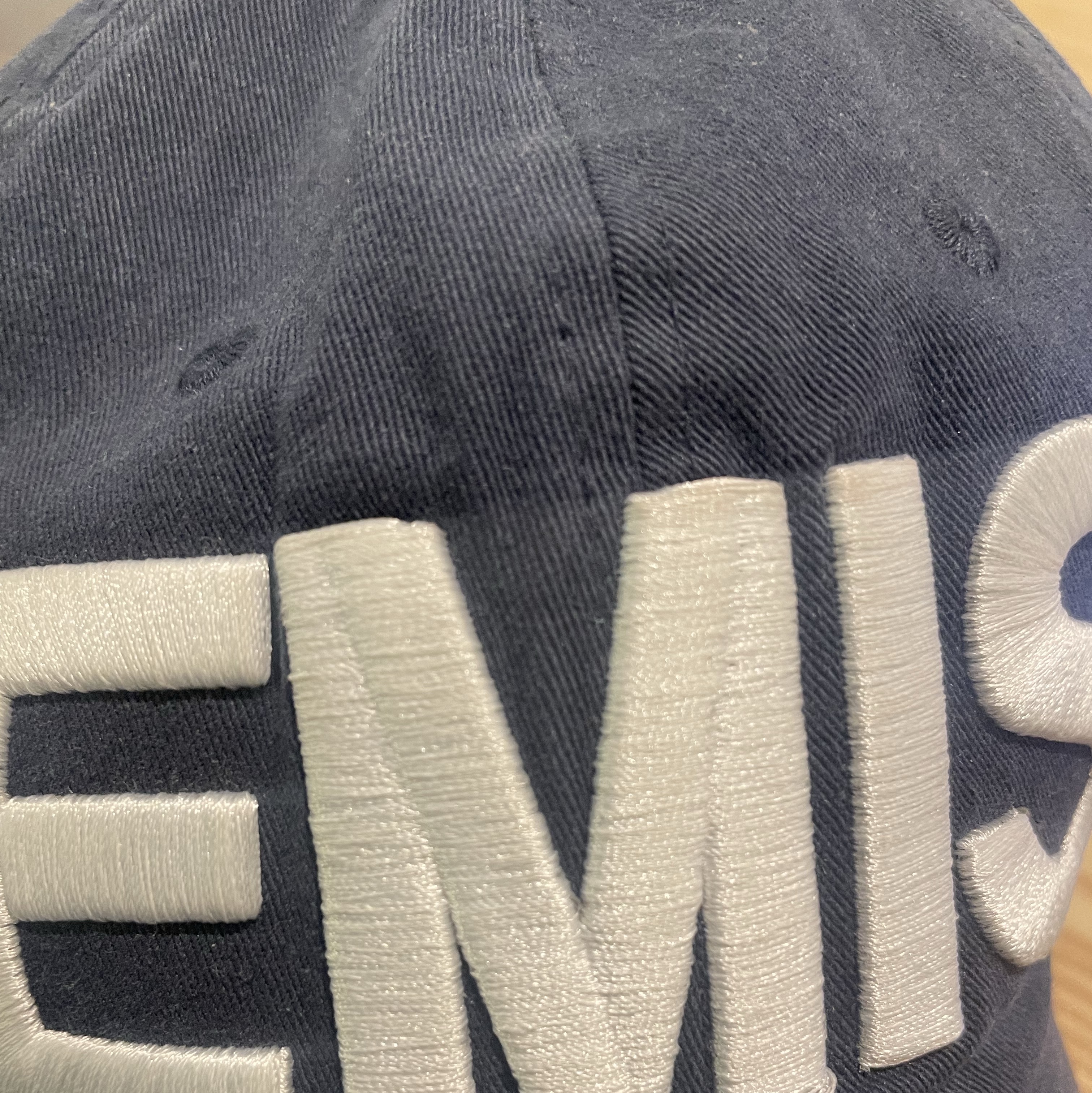 Emis Big Logo Ball Cap Navy 착용 스타일