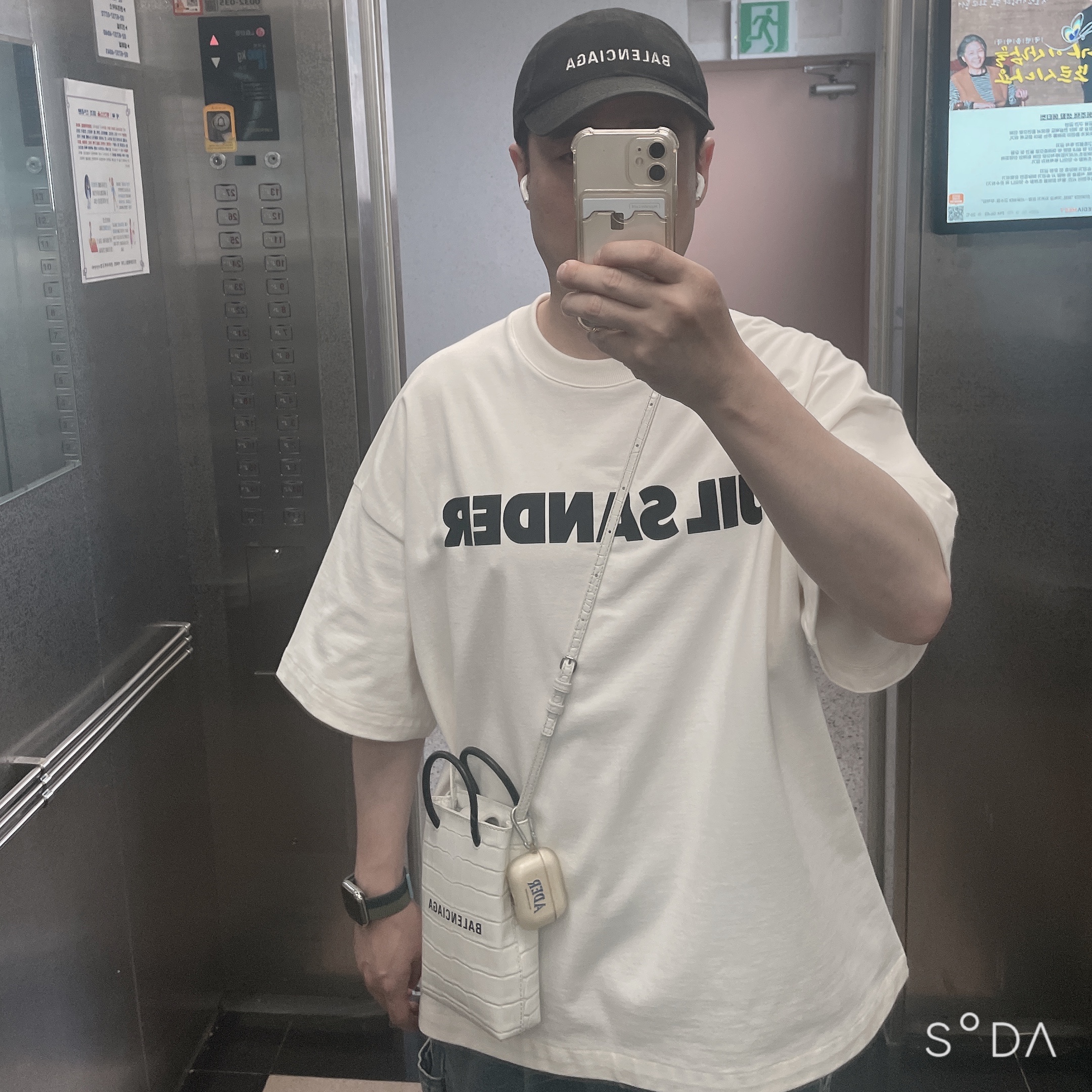 Jil Sander Logo T-Shirt Natural, Balenciaga Logo Cap Black 착용 스타일