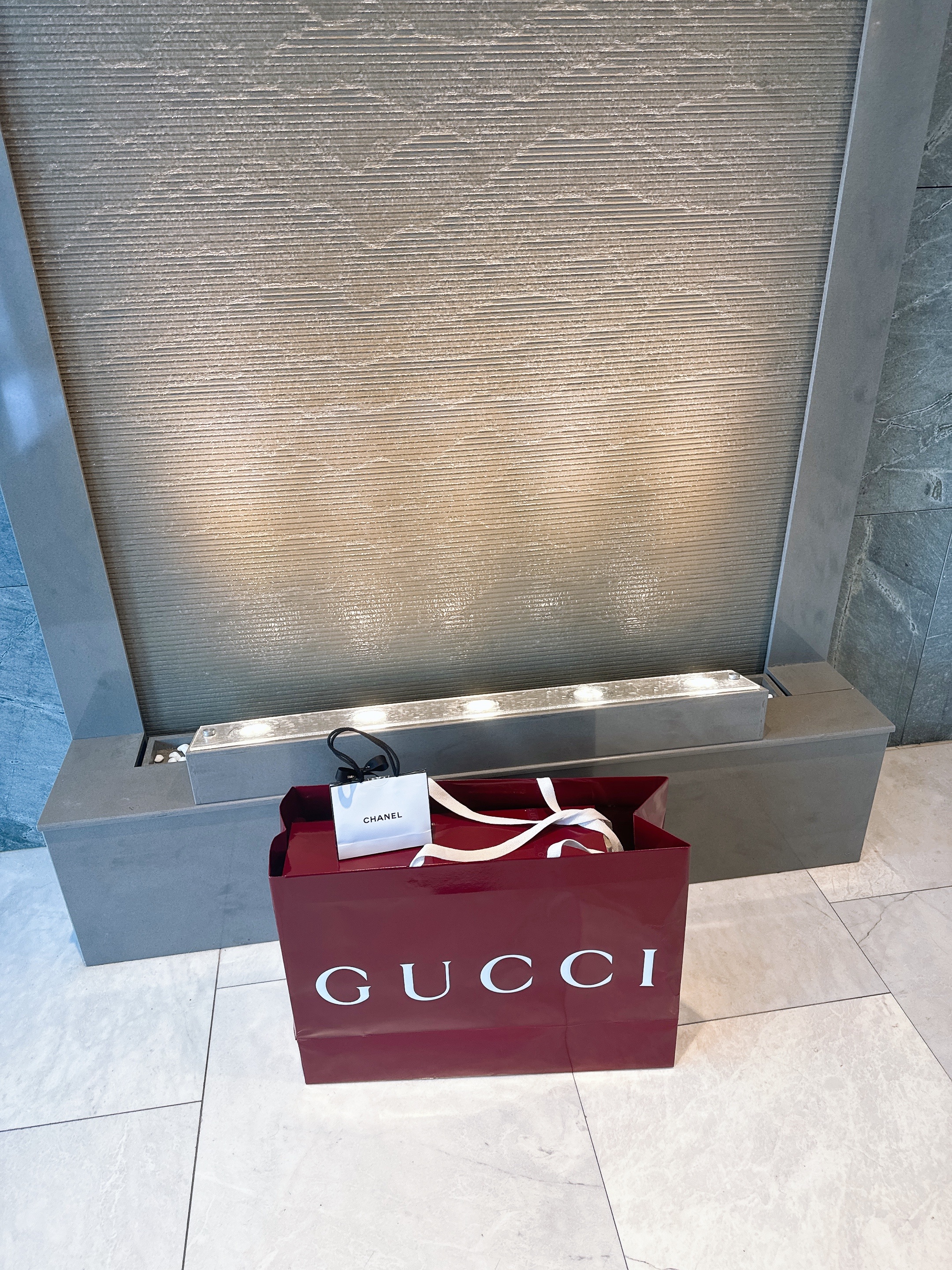 Gucci Medium Tote with Interlocking G GG Supreme 착용 스타일