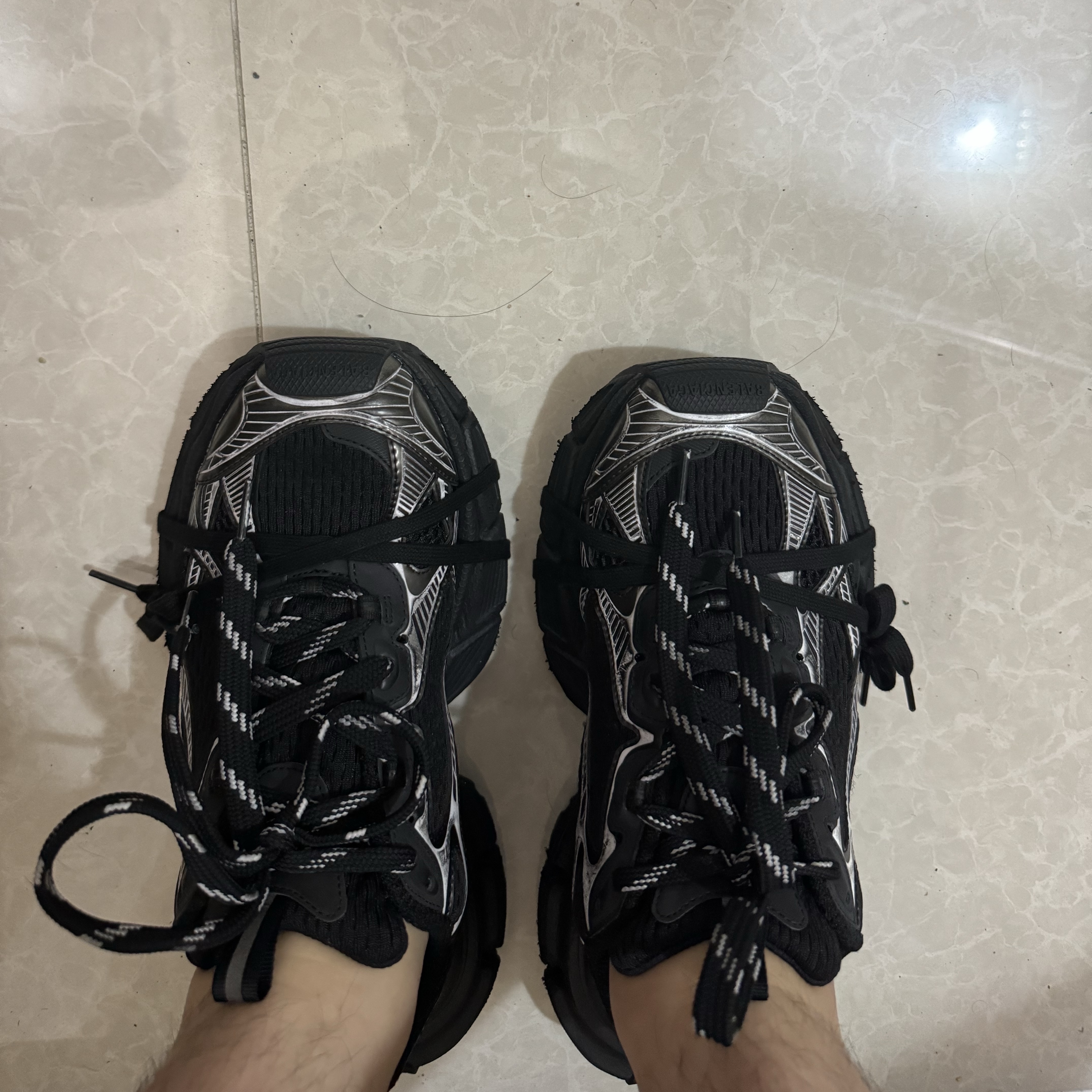 Balenciaga 3XL Sneakers Black White 착용 스타일