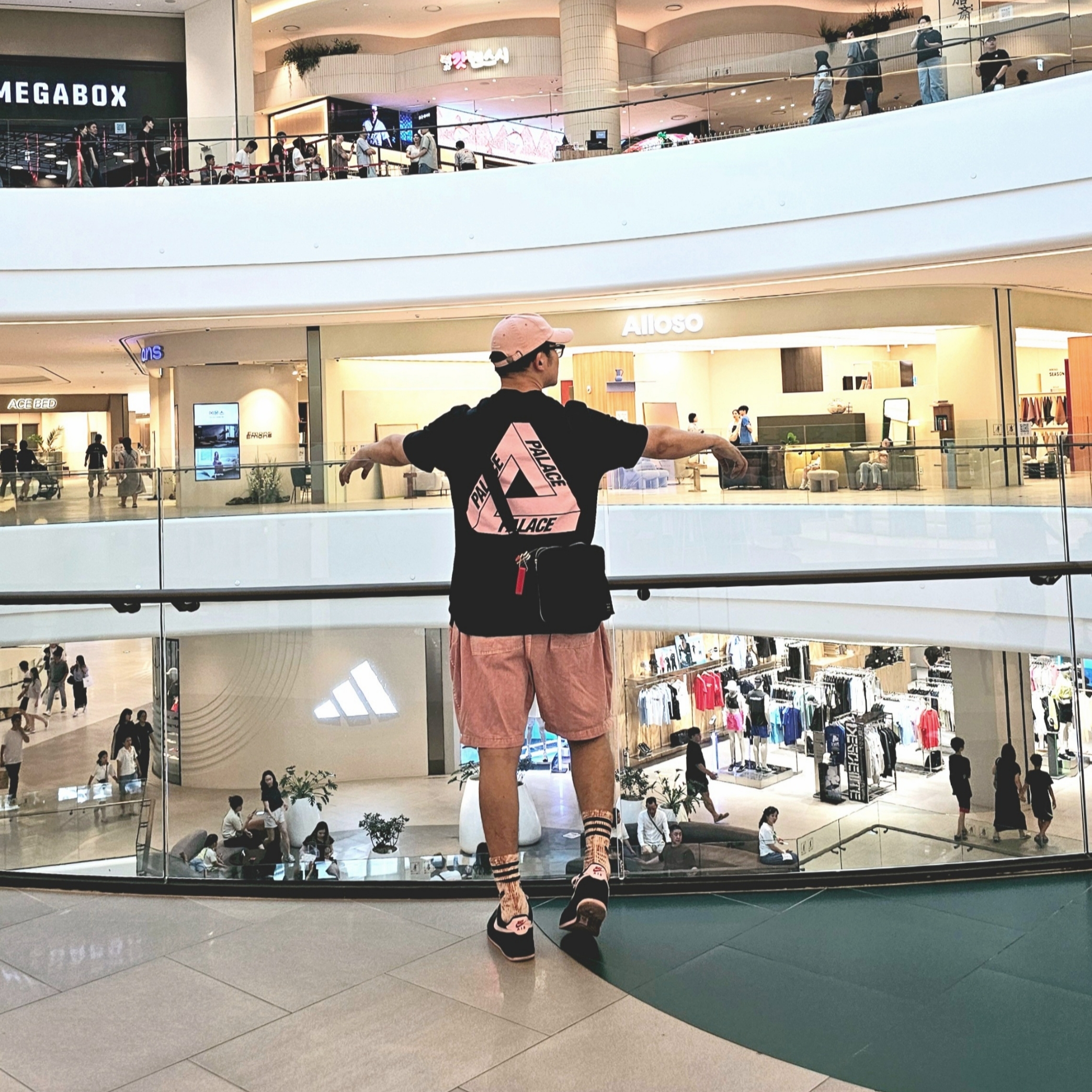 Palace Tri-To-Help T-Shirt Baby Pink - 20FW, Supreme Floating Keychain Red - 23FW 착용 스타일