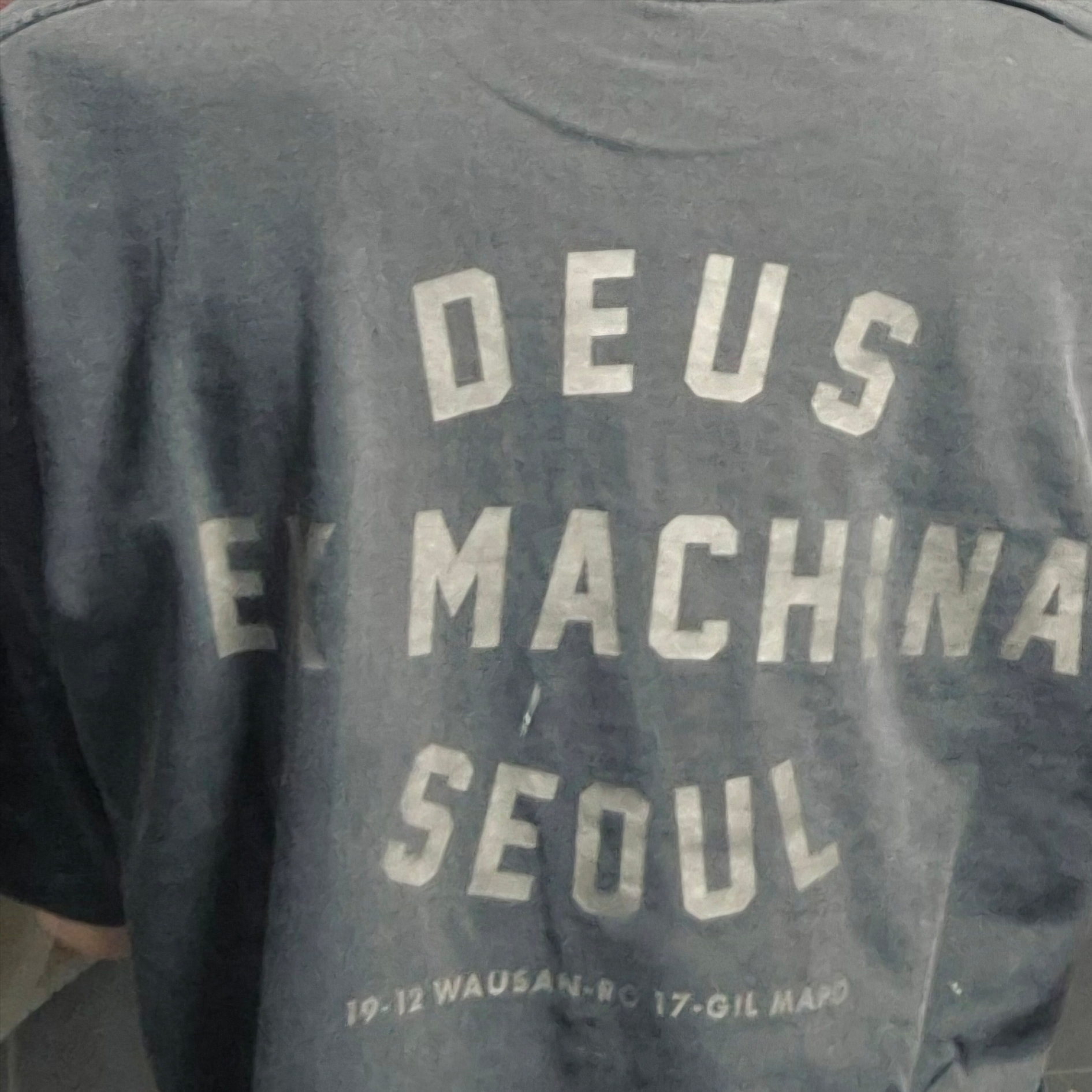 Deus Ex Machina Vintage Washed Seoul T-Shirt Charcoal Black 착용 스타일 - 3