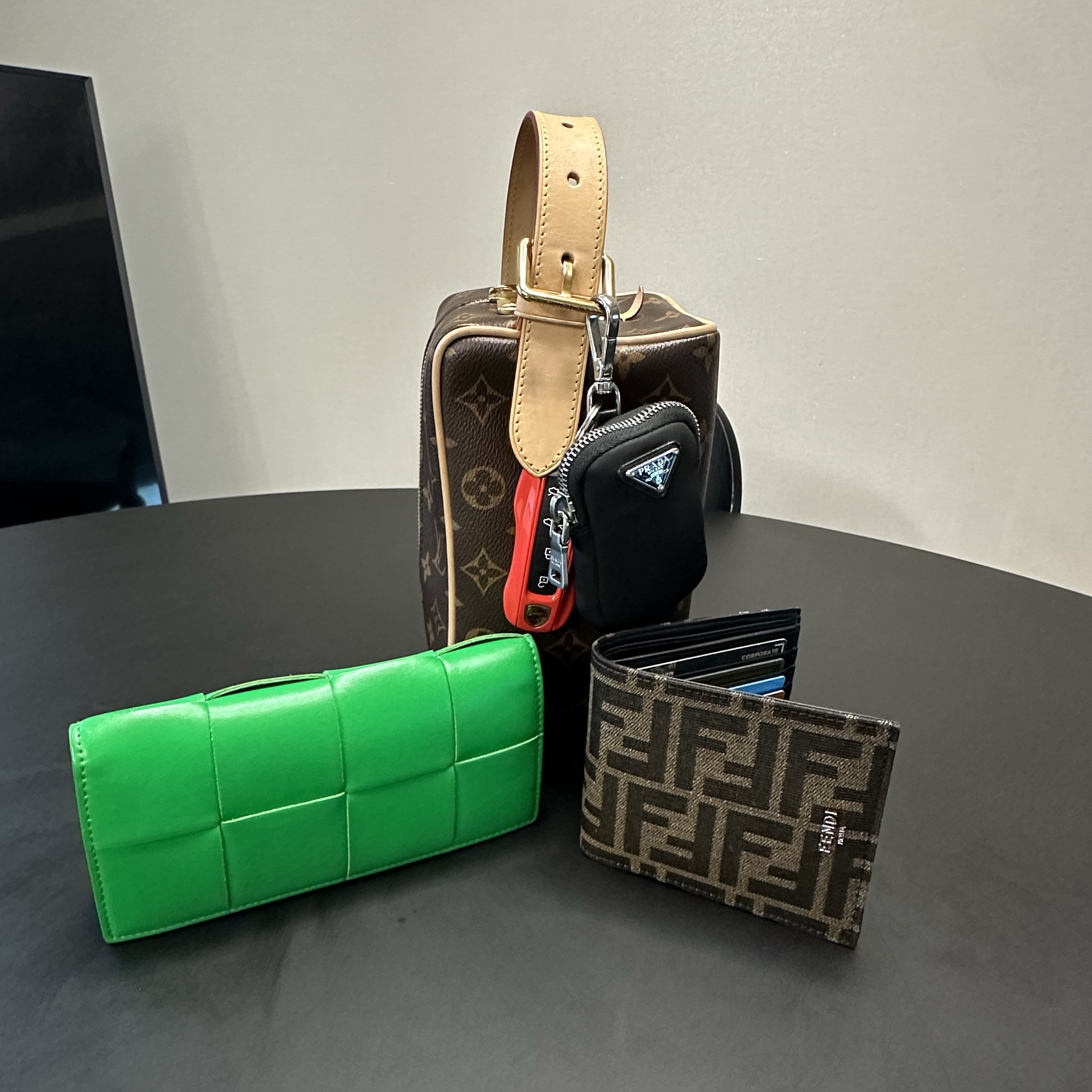 Louis Vuitton Locker Dopp Kit Monogram 착용 스타일 - 5