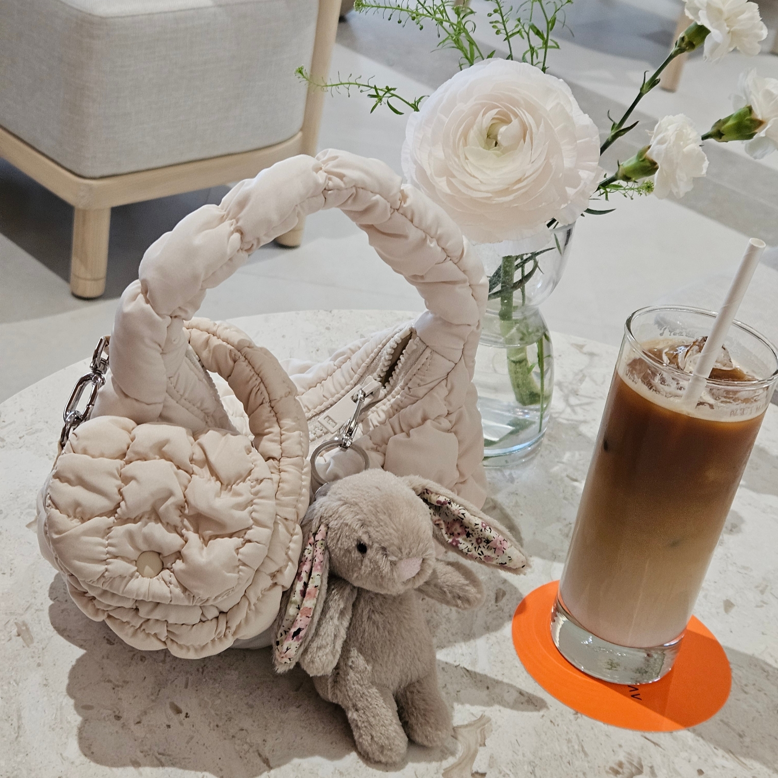 COS Quilted Micro Bag Off White, Jellycat Blossom Bunny Bag Charm Beige 착용 스타일 - 1